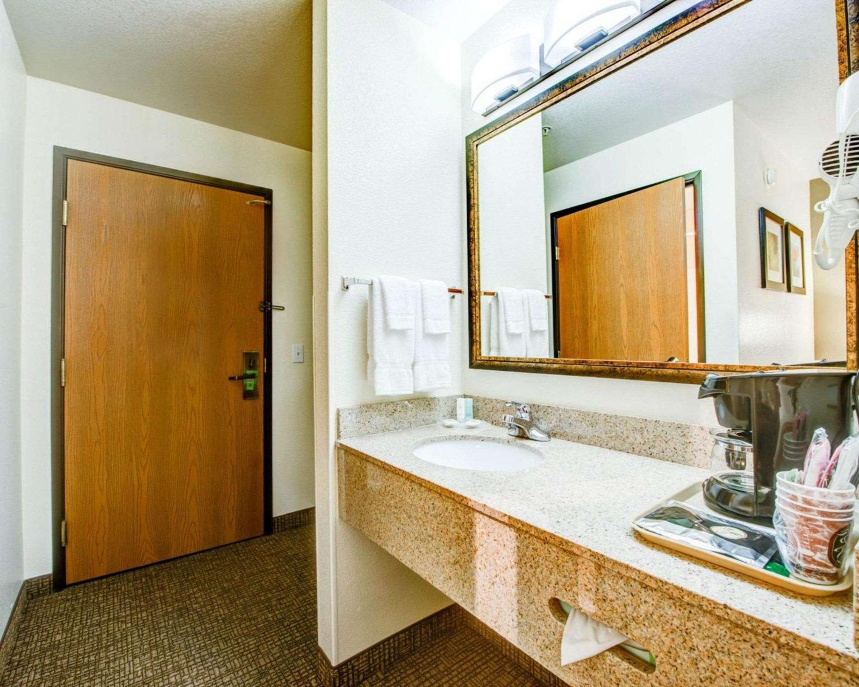 King Room - Non-Smoking - Photo 8