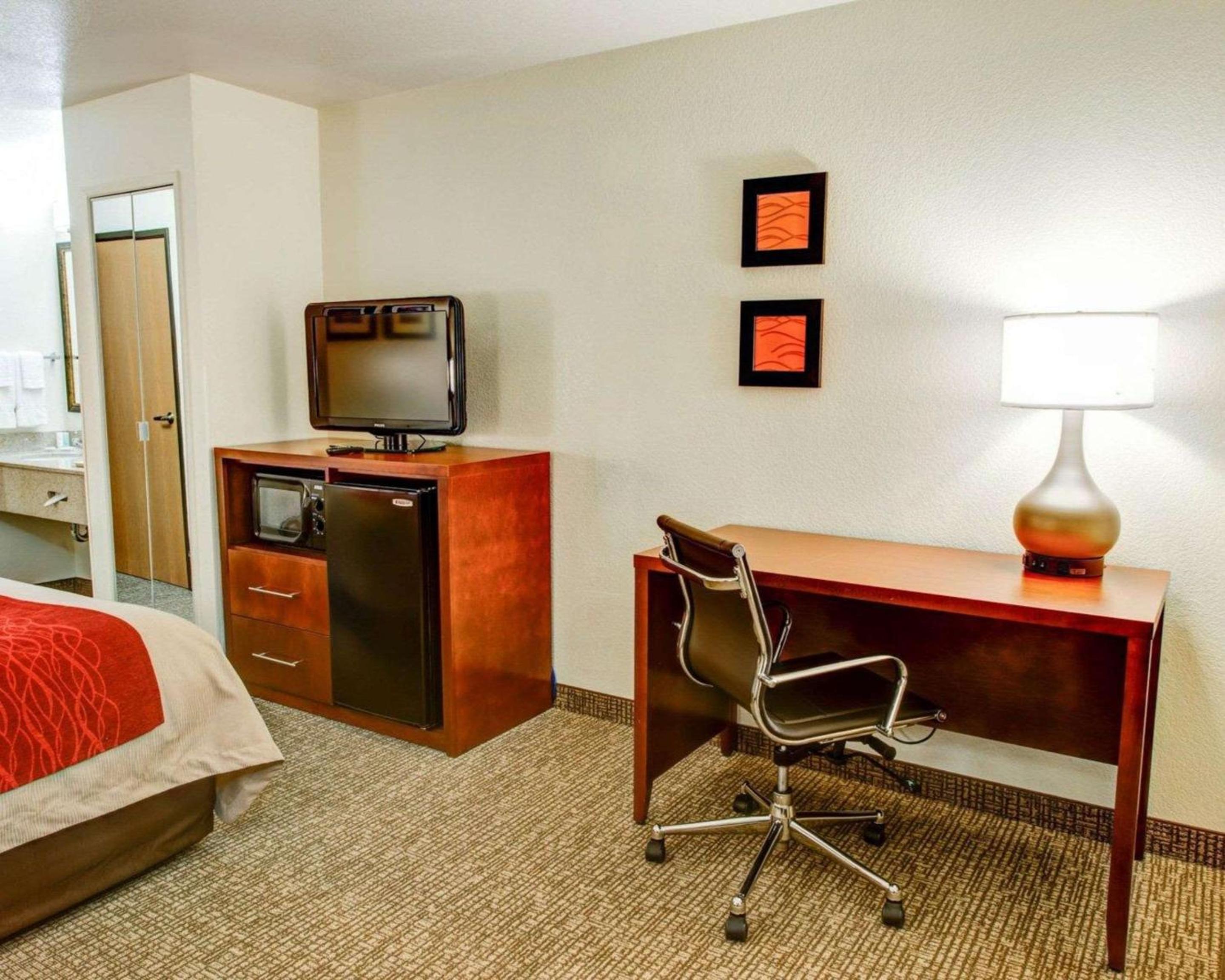 King Room - Non-Smoking - Photo 7