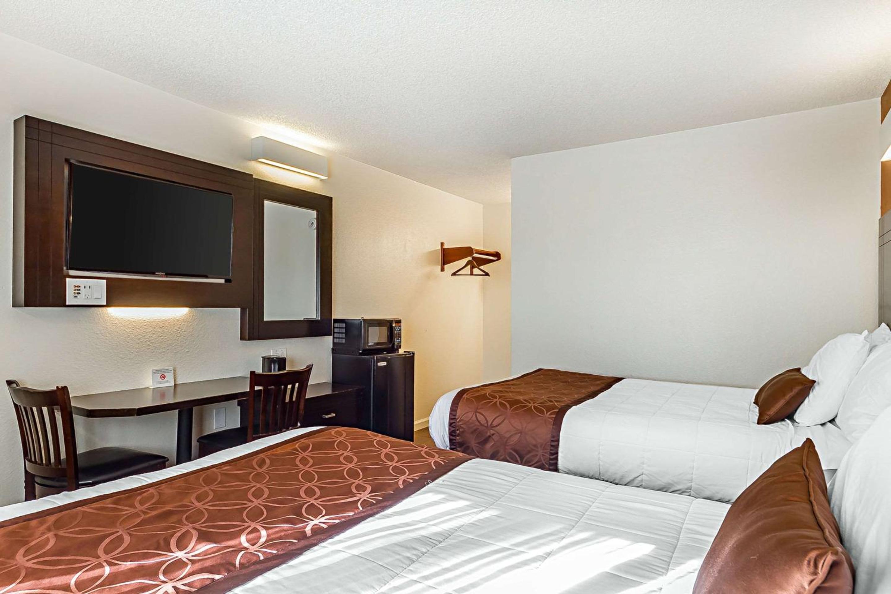 Double Room with Two Double Beds - Non-Smoking - Photo 4