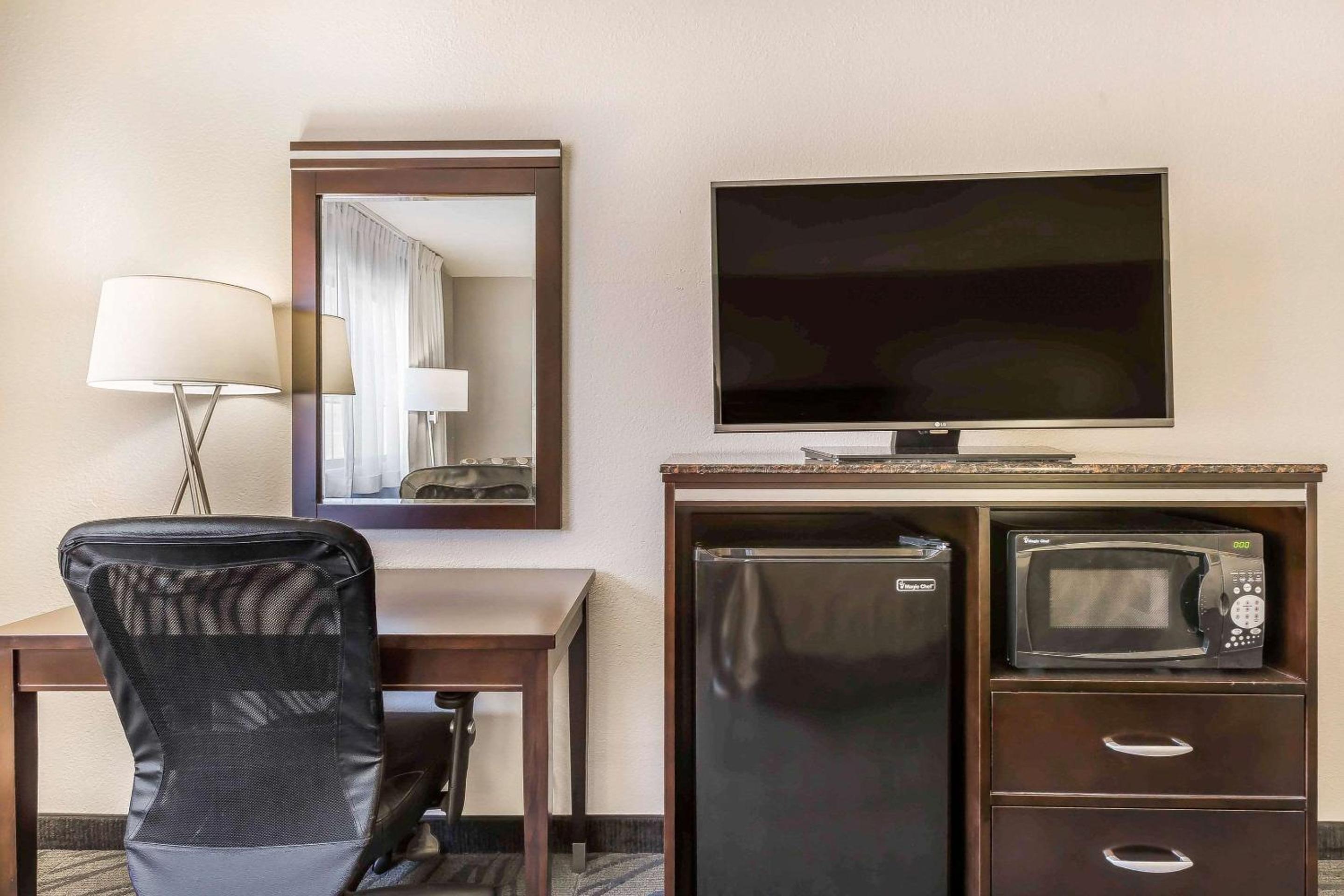 Standard Room, 1 King Bed, Non Smoking - Photo 6
