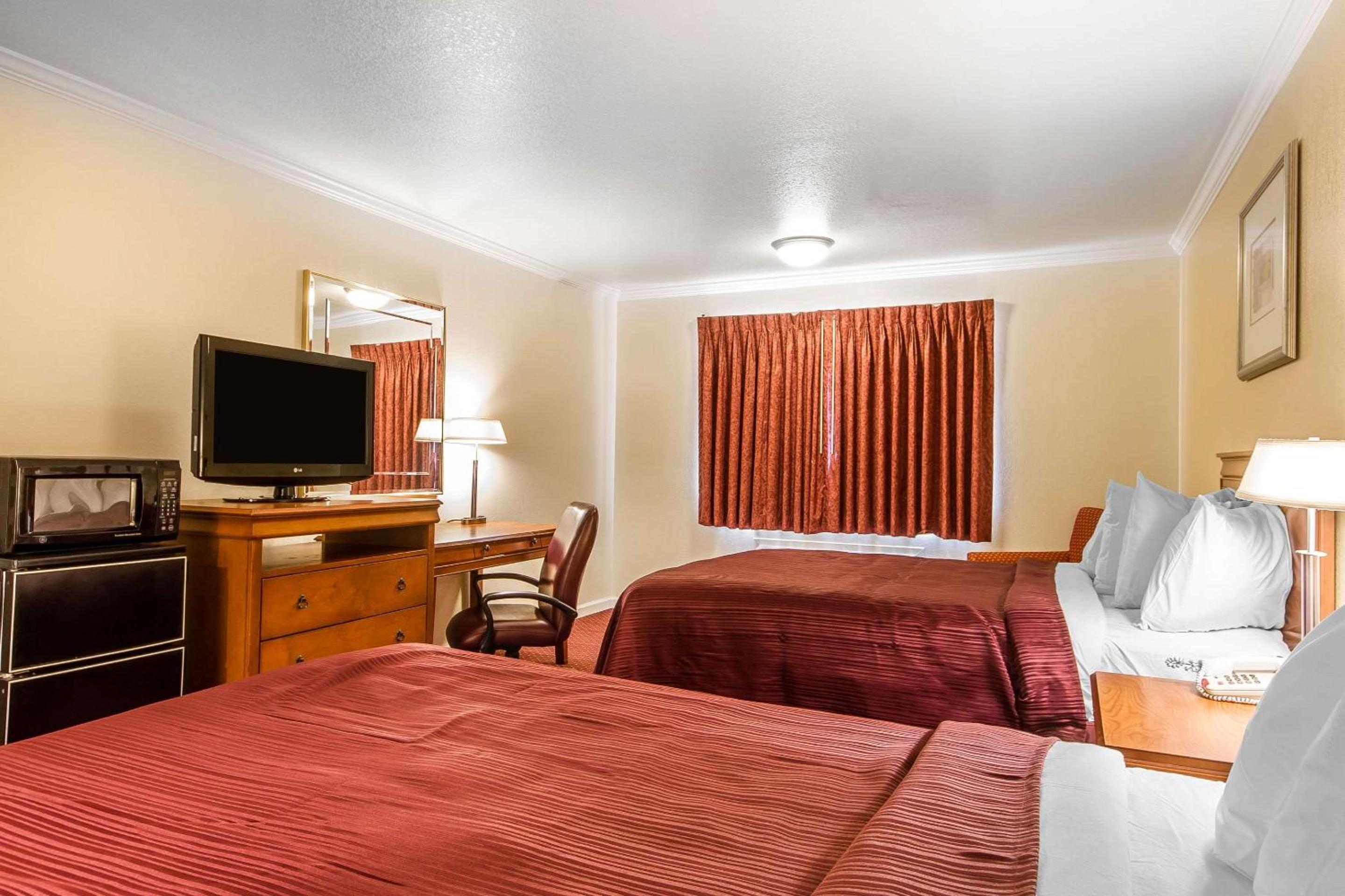Queen Room with Two Queen Beds - Photo 5
