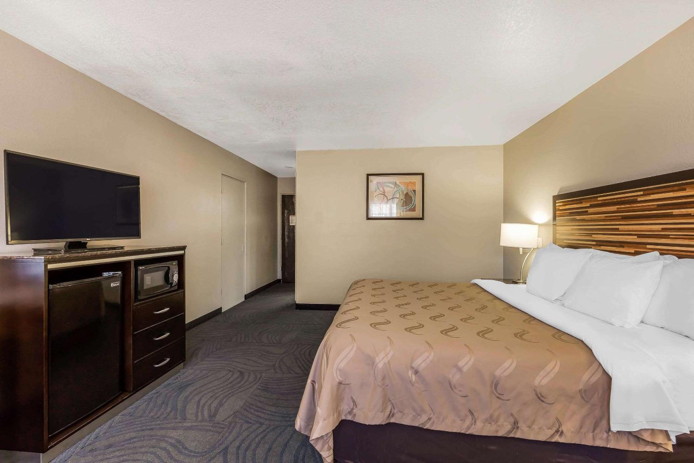 Standard Room, 1 King Bed, Non Smoking - Photo 1
