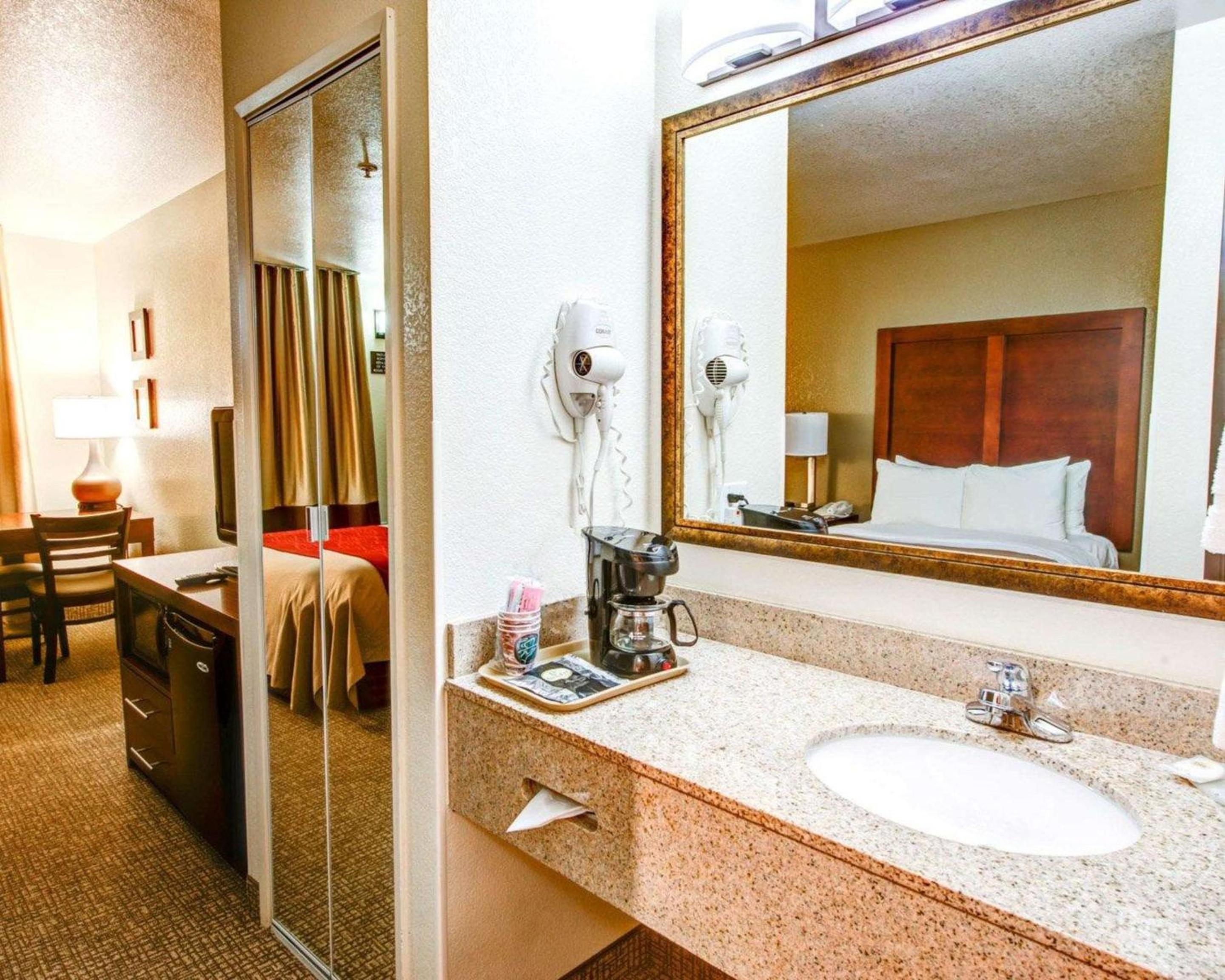 Double Room with Two Double Beds - Non-Smoking - Photo 3