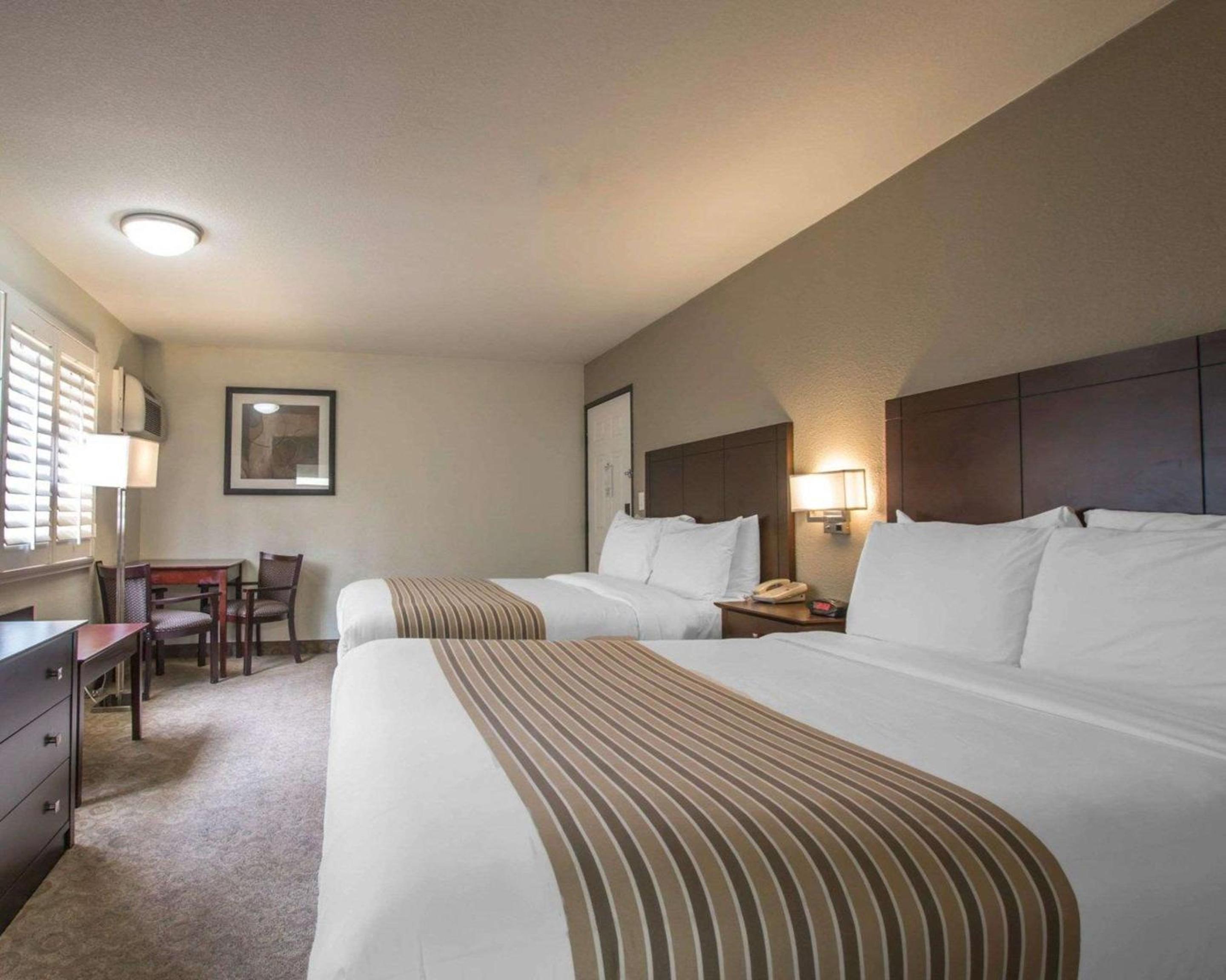 Queen Room with Two Queen Beds - Non-Smoking photo 3
