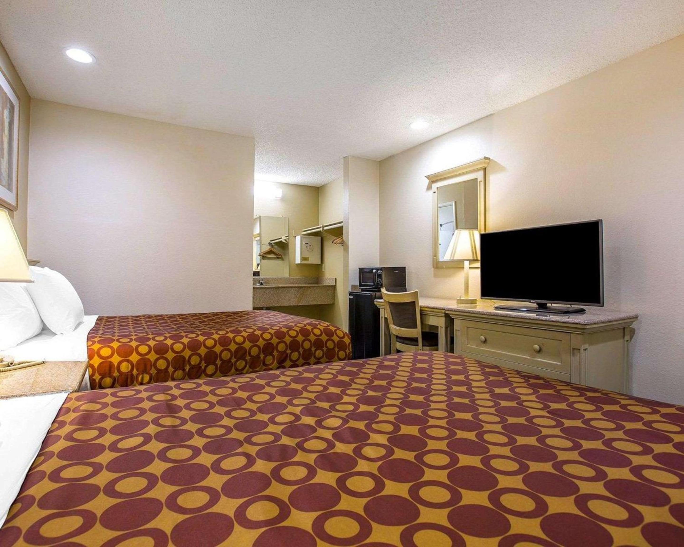 Double Room with Two Double Beds - Non-Smoking - Photo 2