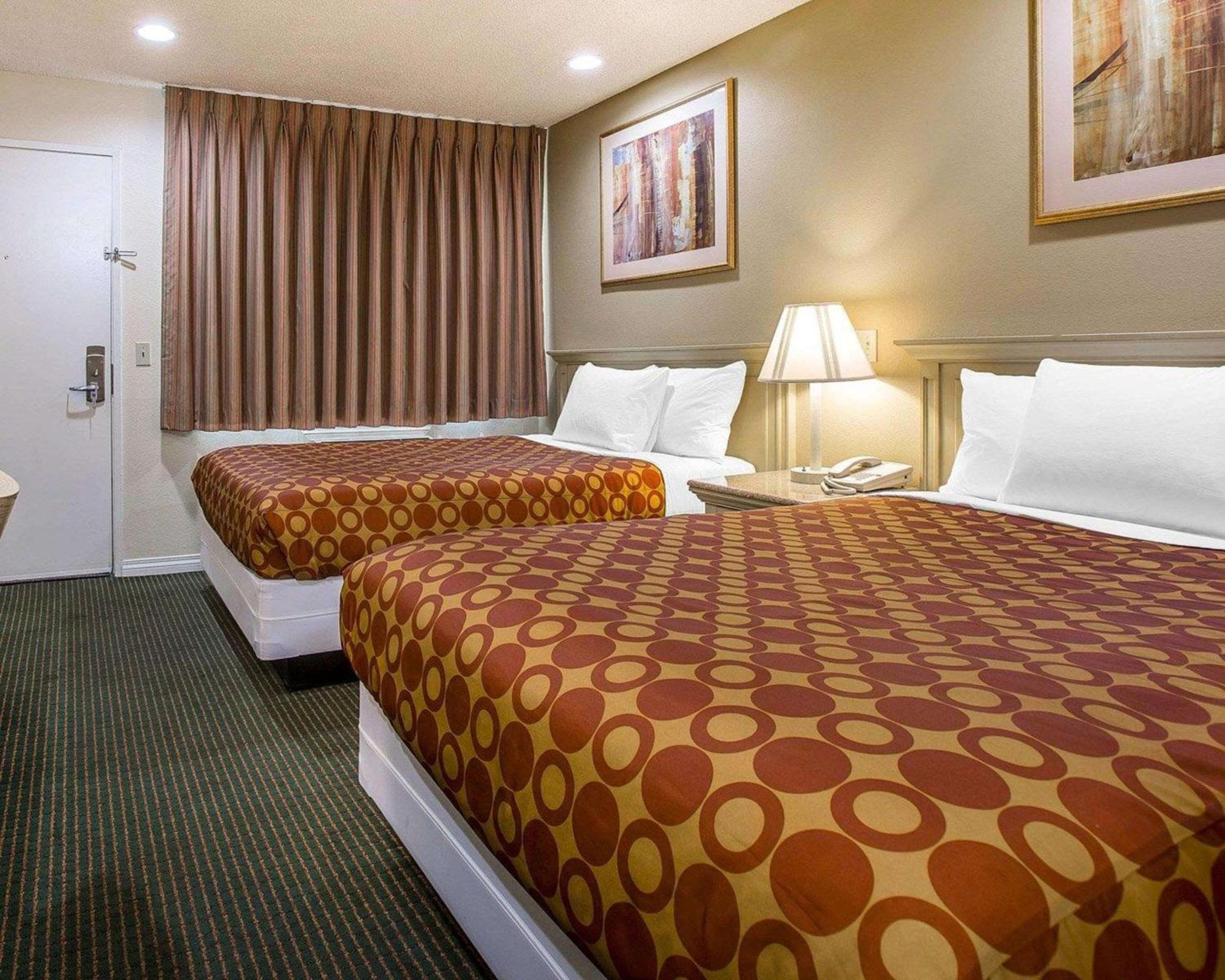 Double Room with Two Double Beds - Non-Smoking - Photo 3