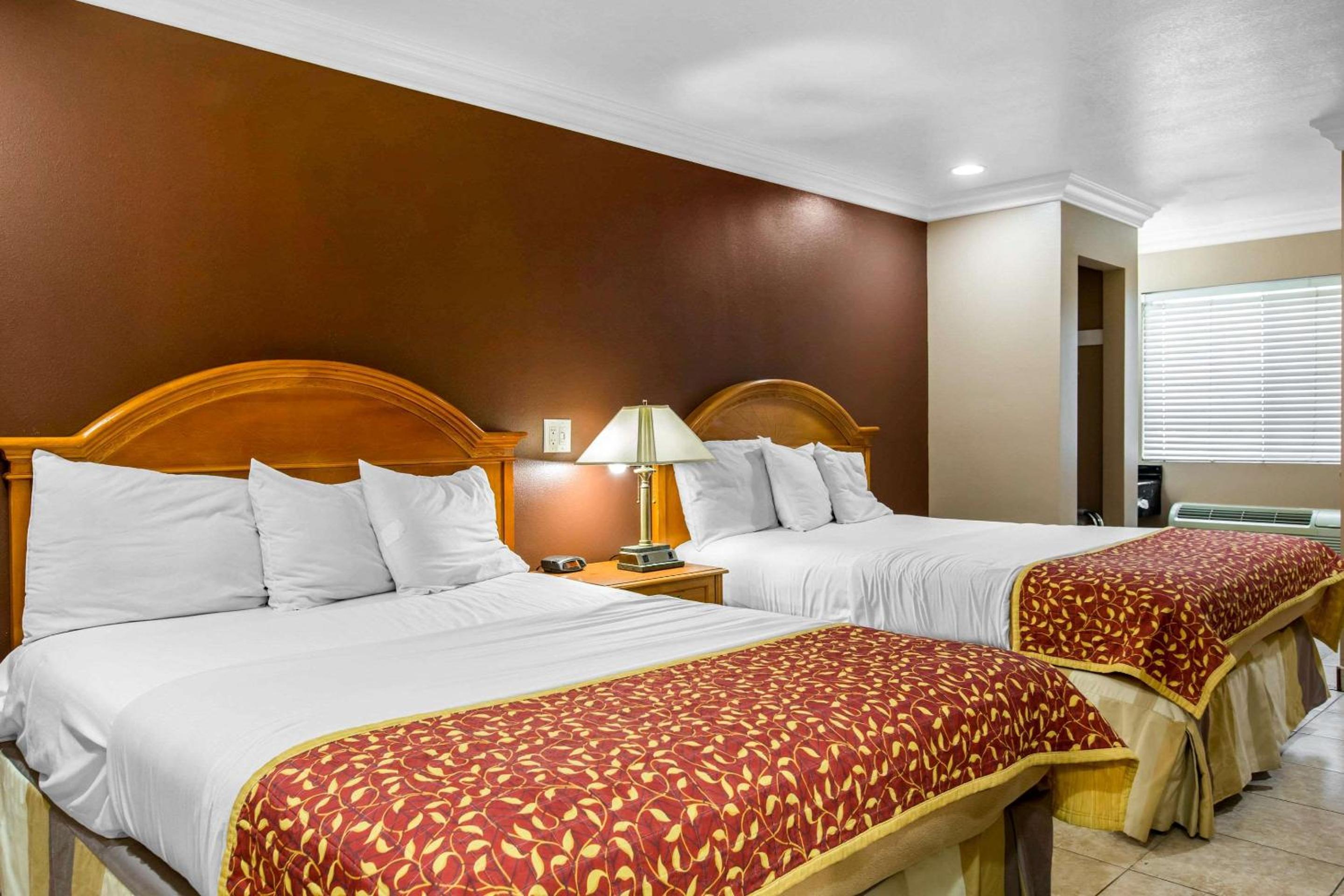 Queen Room with Two Queen Beds - Non-Smoking - Photo 6