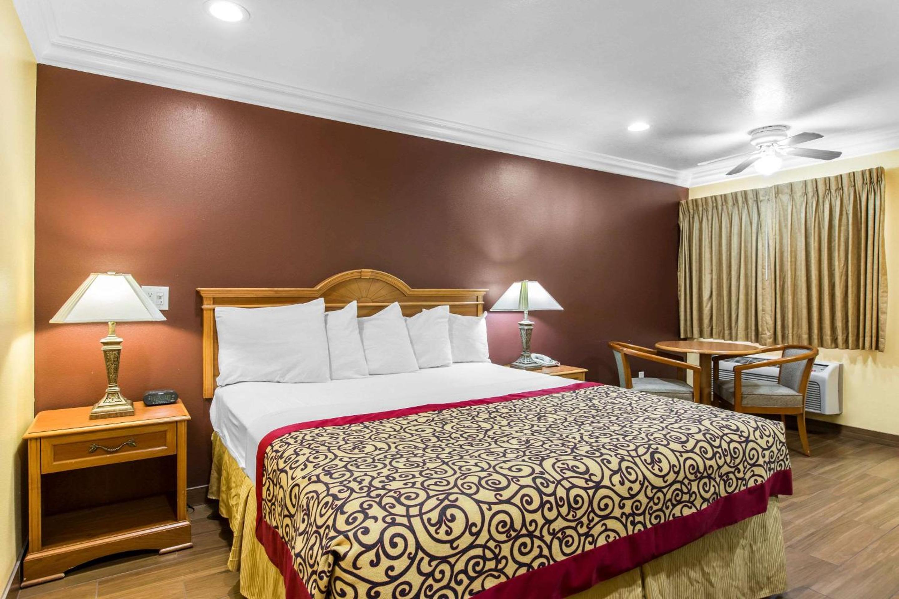 Standard King Room - Non-Smoking  - Photo 1