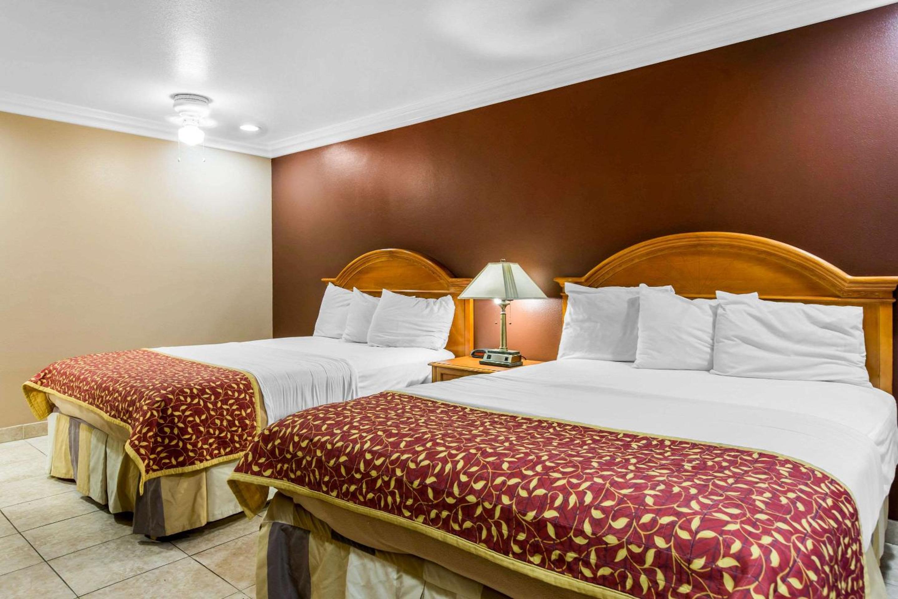 Queen Room with Two Queen Beds - Non-Smoking - Photo 4