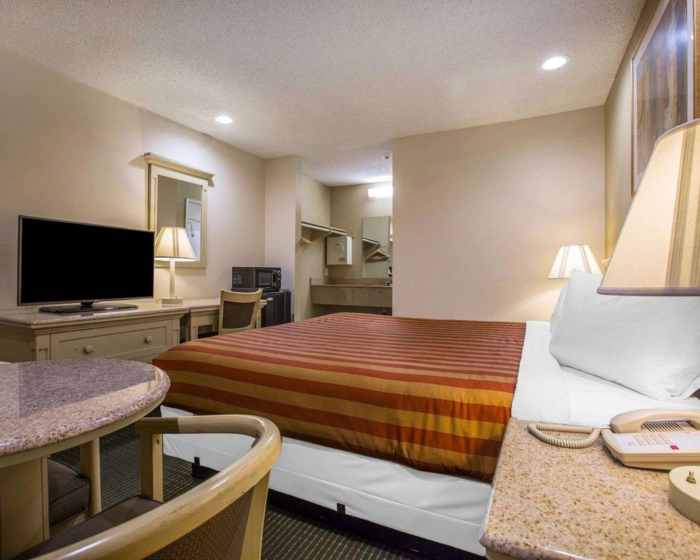 King Room - Non-Smoking - Photo 3