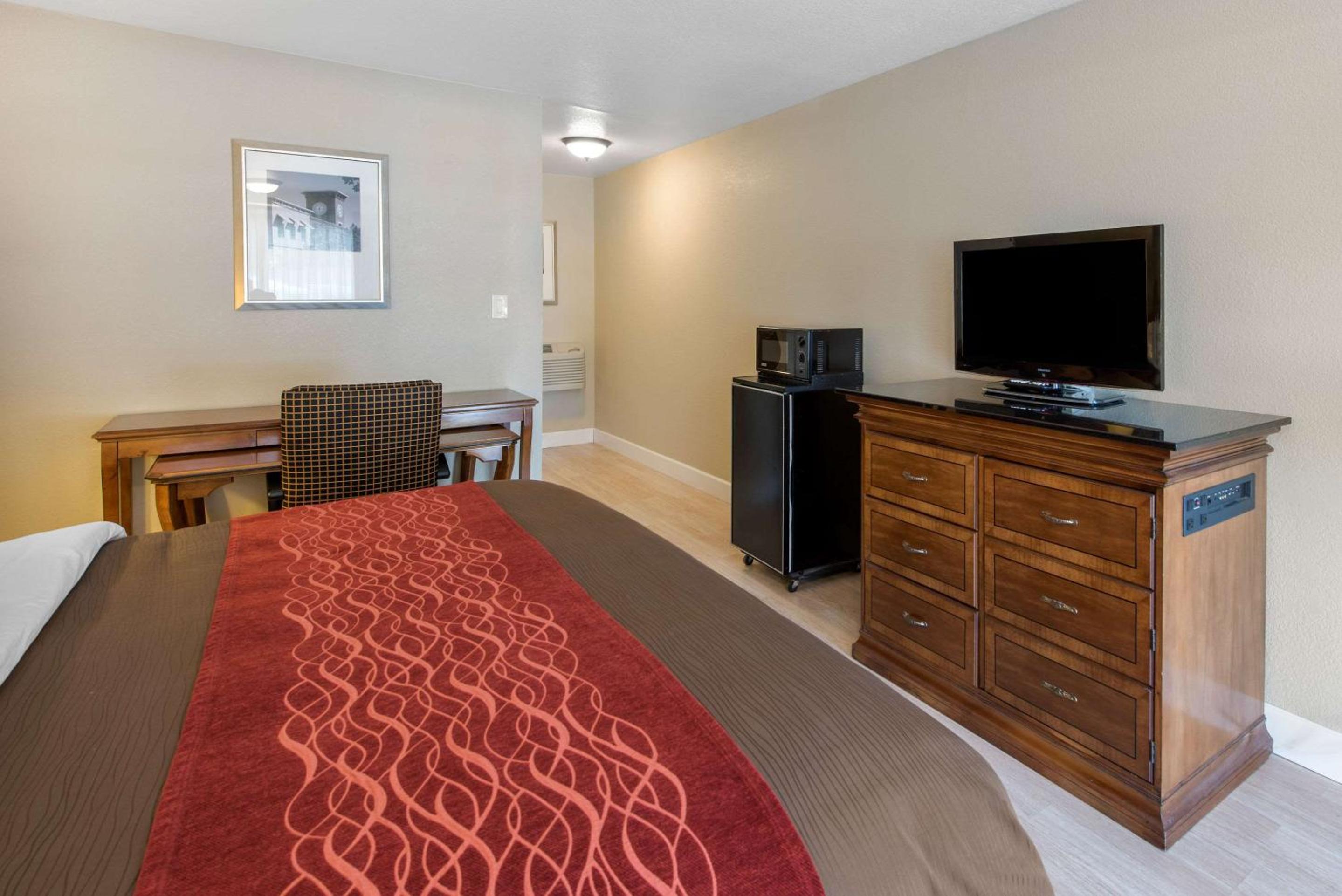 King Room - Non-Smoking photo 2