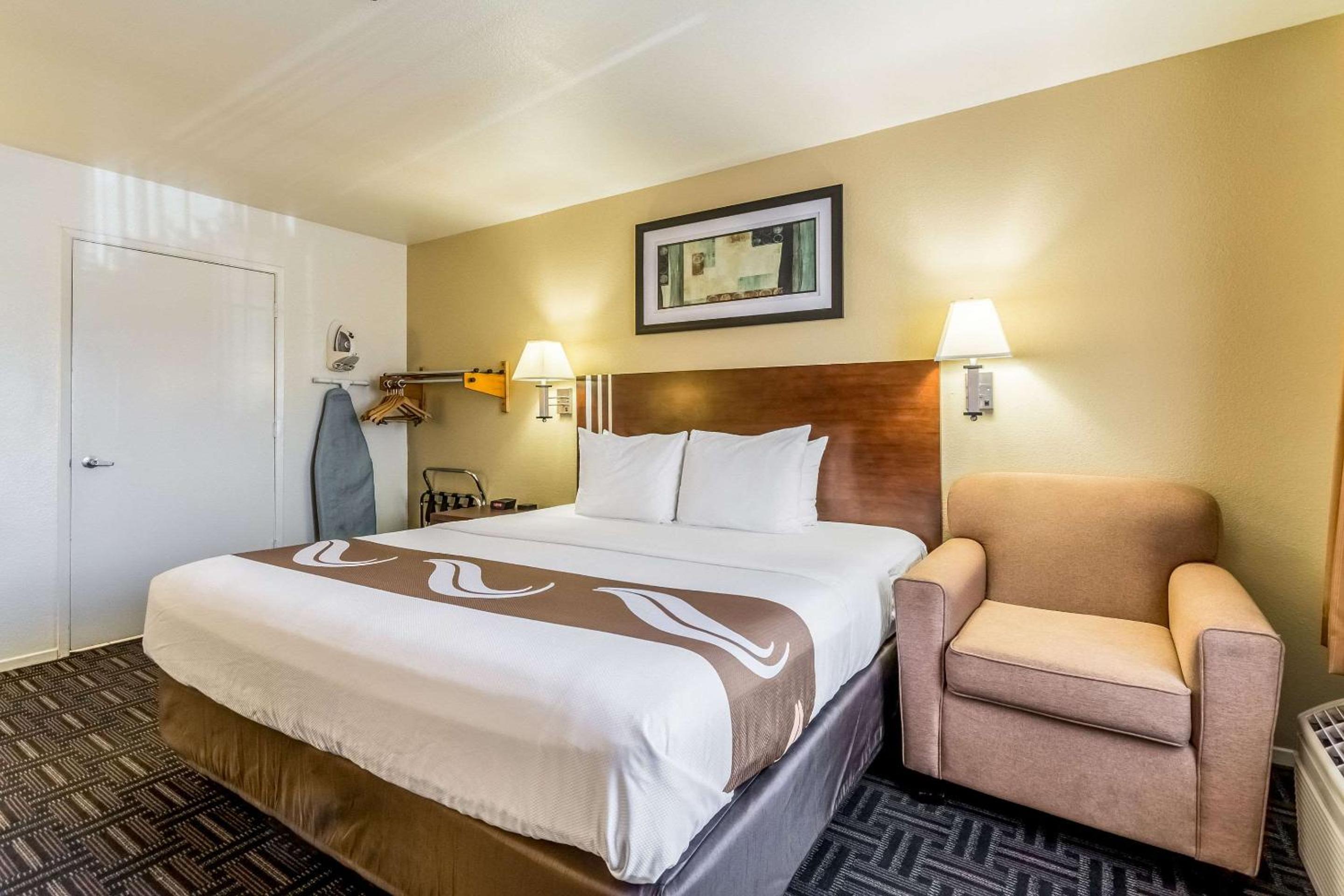 Standard King Room - Non-Smoking - Disability Access - Photo 1