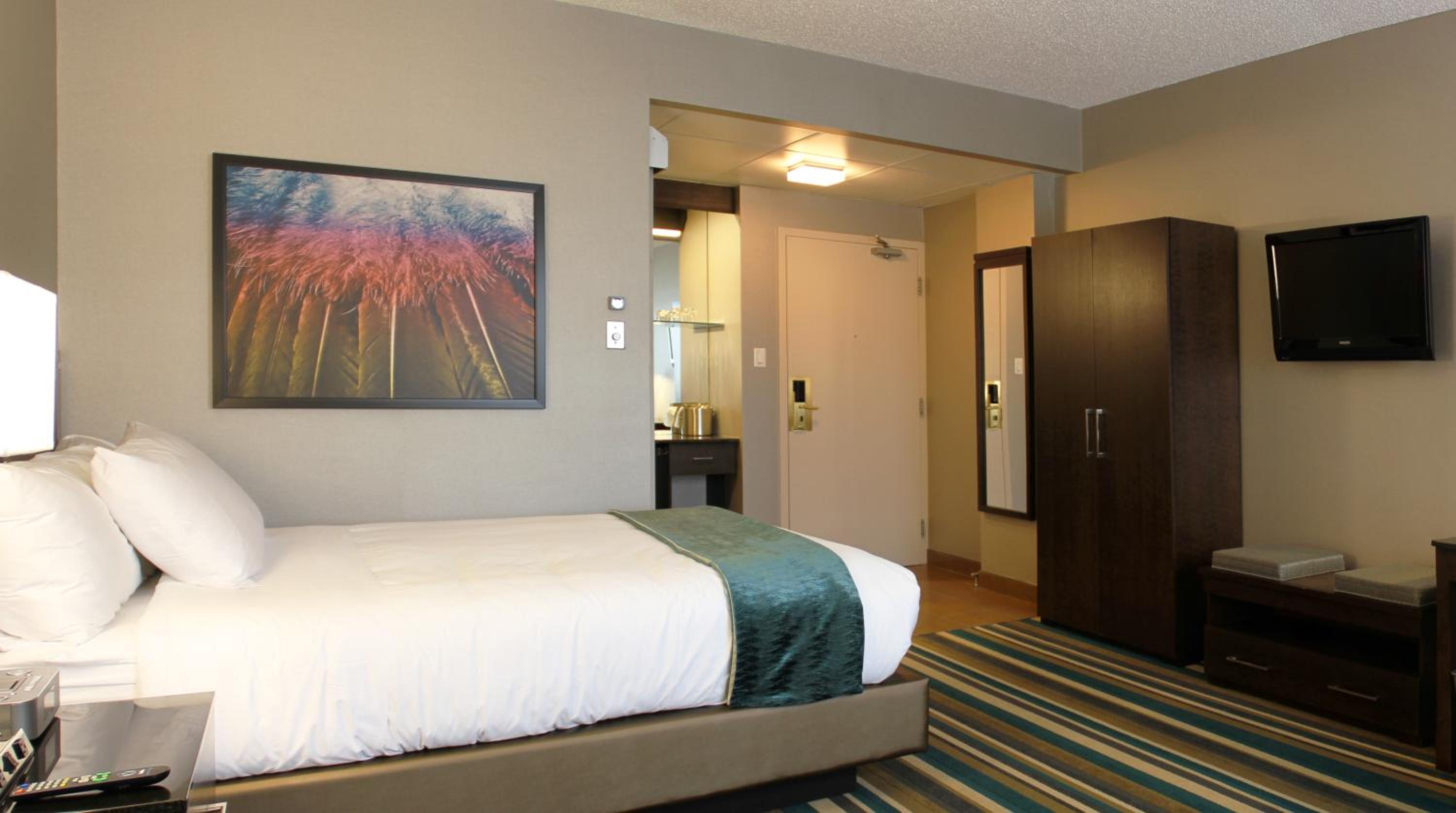 Signature Queen Room with Sofa - Photo 3