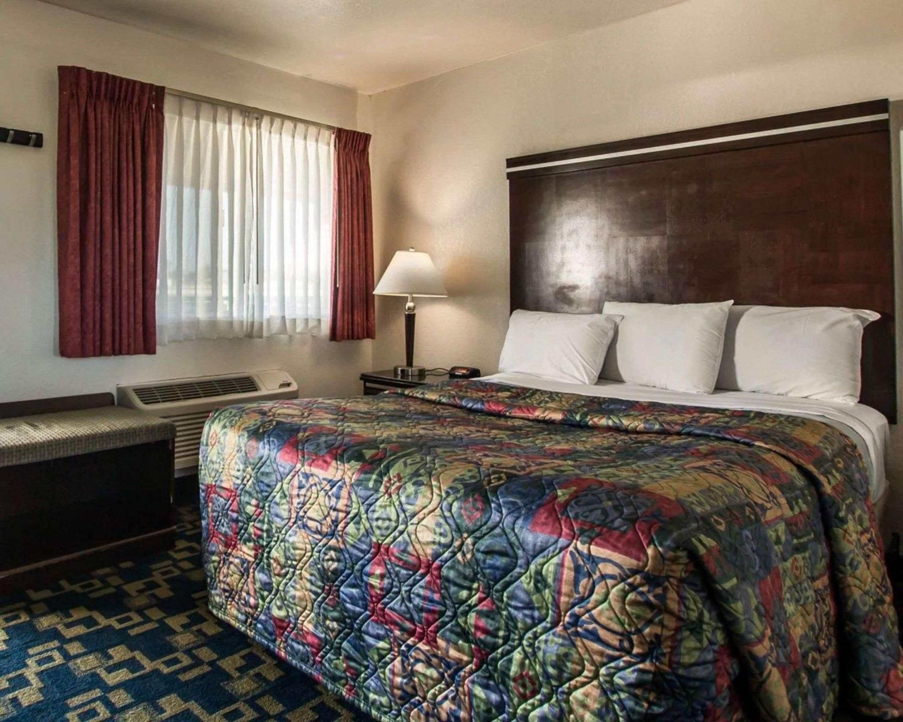 Deluxe Room, 1 Queen Bed, Balcony, Non Smoking
