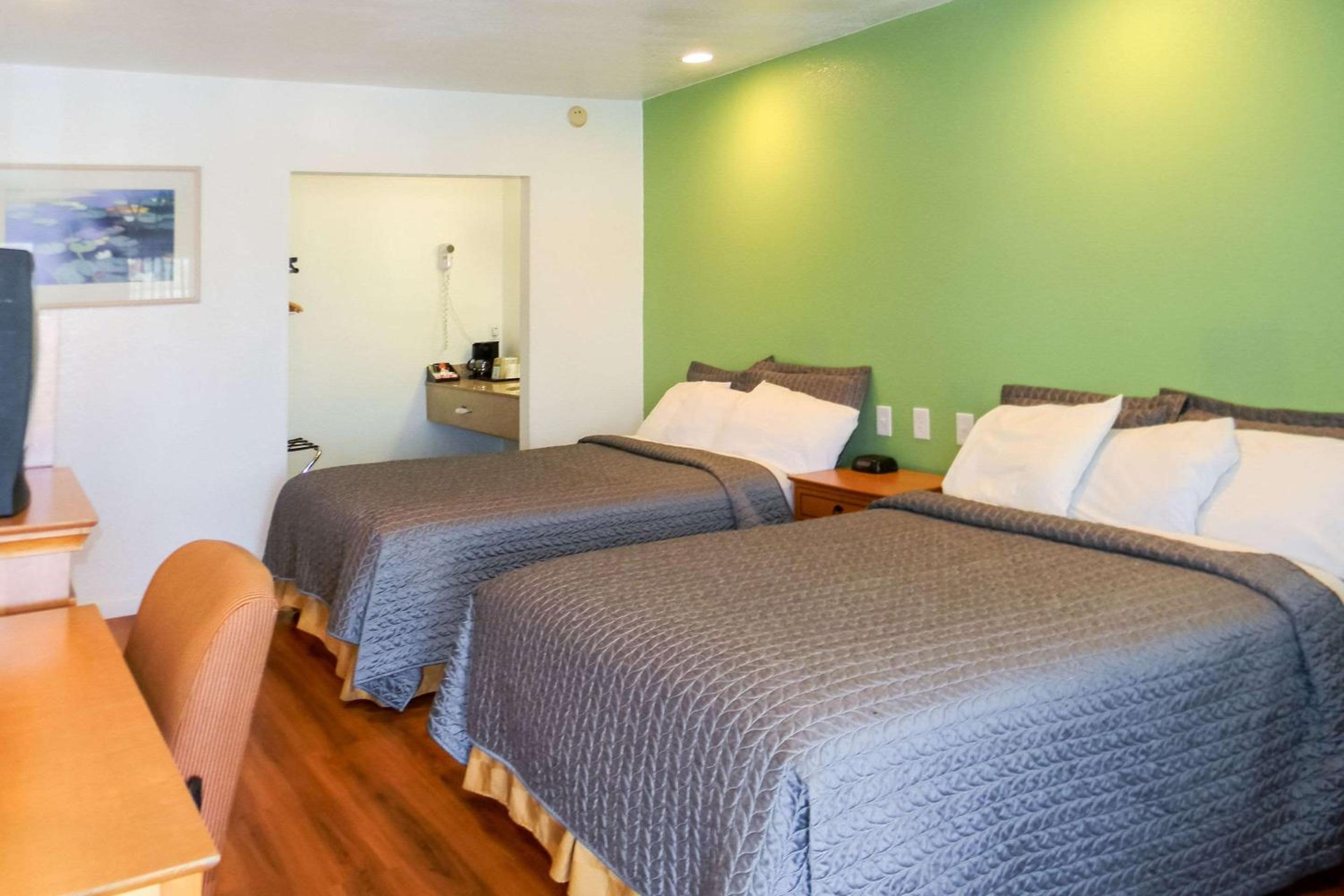 Double Room with Two Double Beds - Smoking - Photo 5