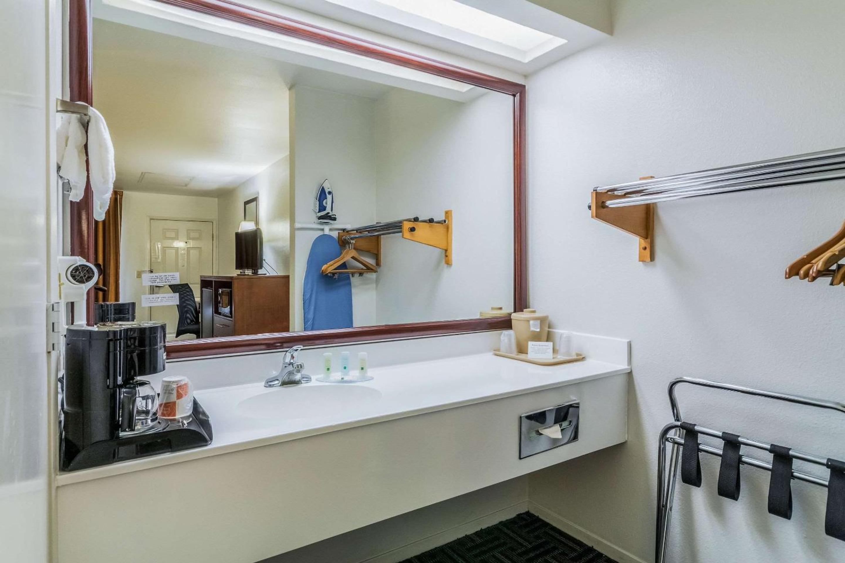 Superior King Room - Non-Smoking - Photo 3