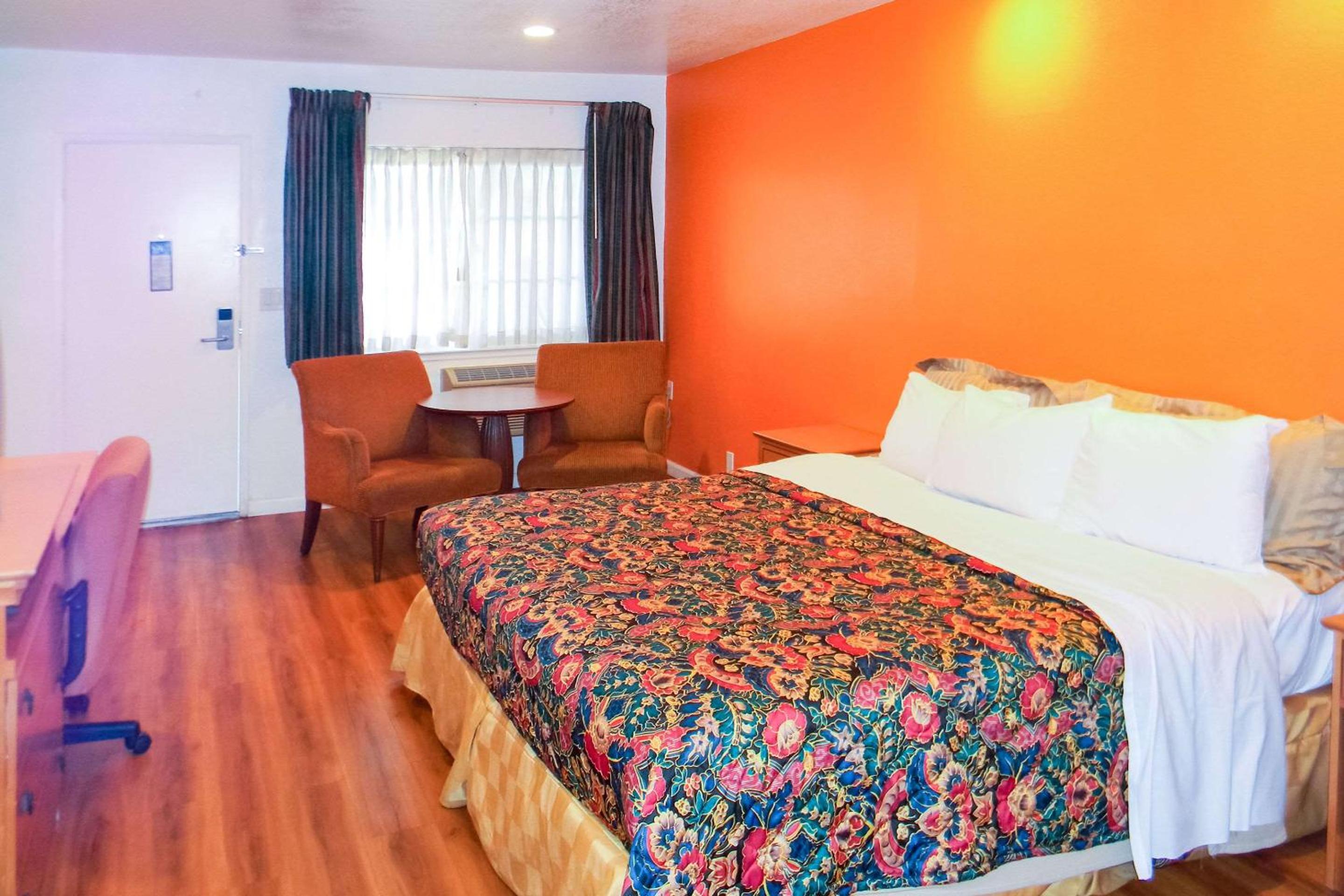 King Room - Non-Smoking - Photo 5