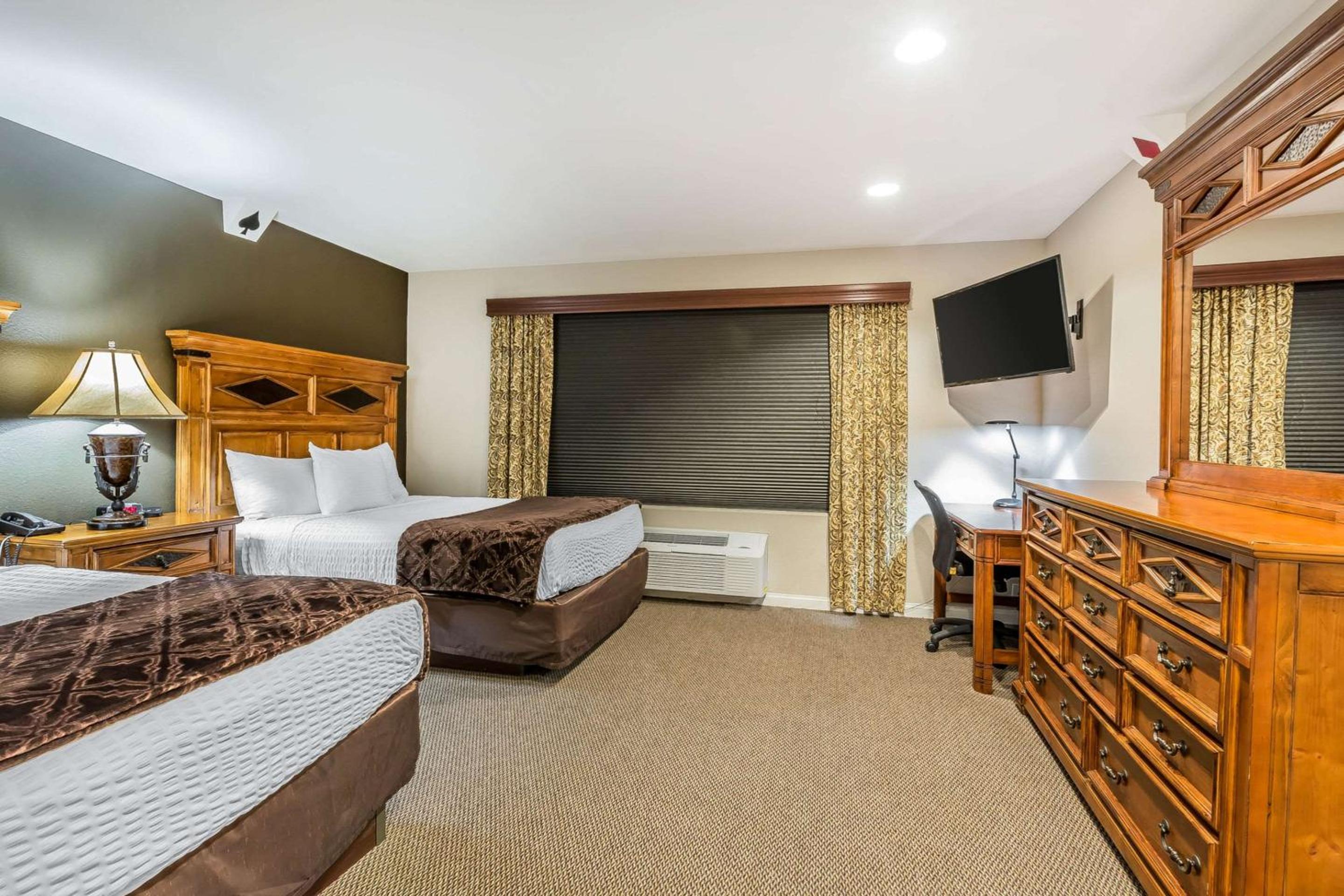 Queen Room with Two Queen Beds - Non-Smoking photo 1