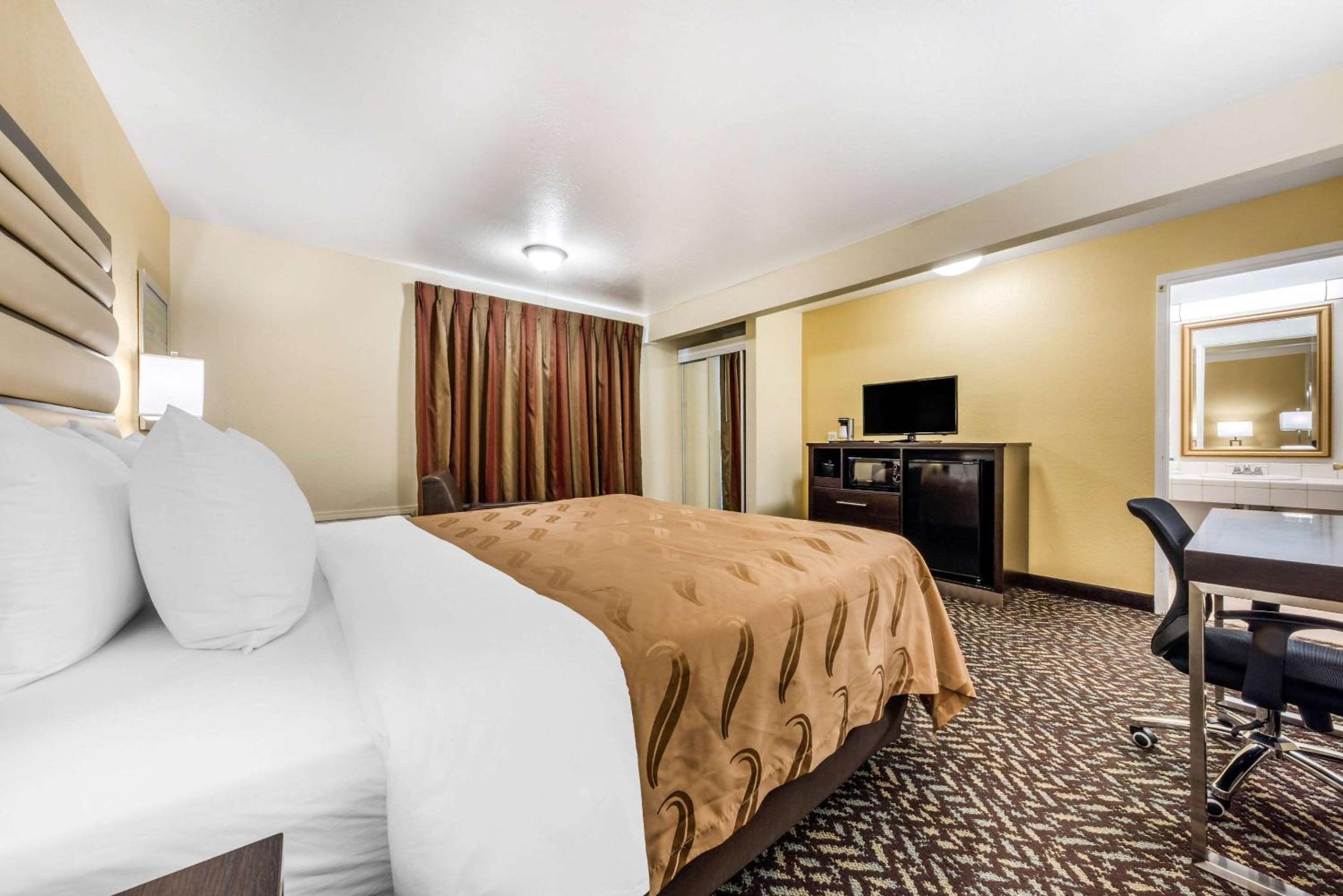 King Room with Balcony - Non-Smoking - Photo 3