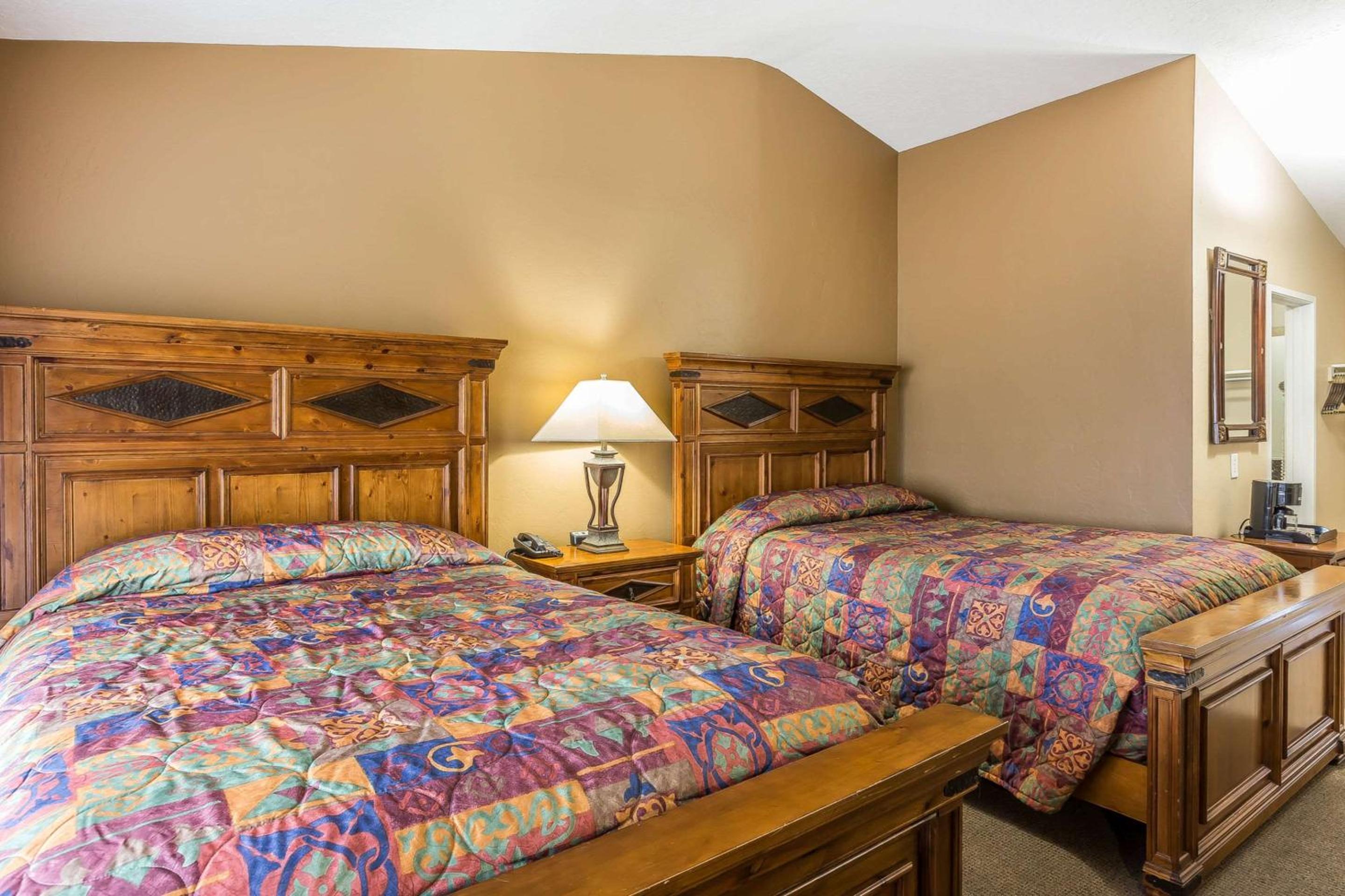 Queen Room with Two Queen Beds with Lakeview - Non-Smoking photo 1