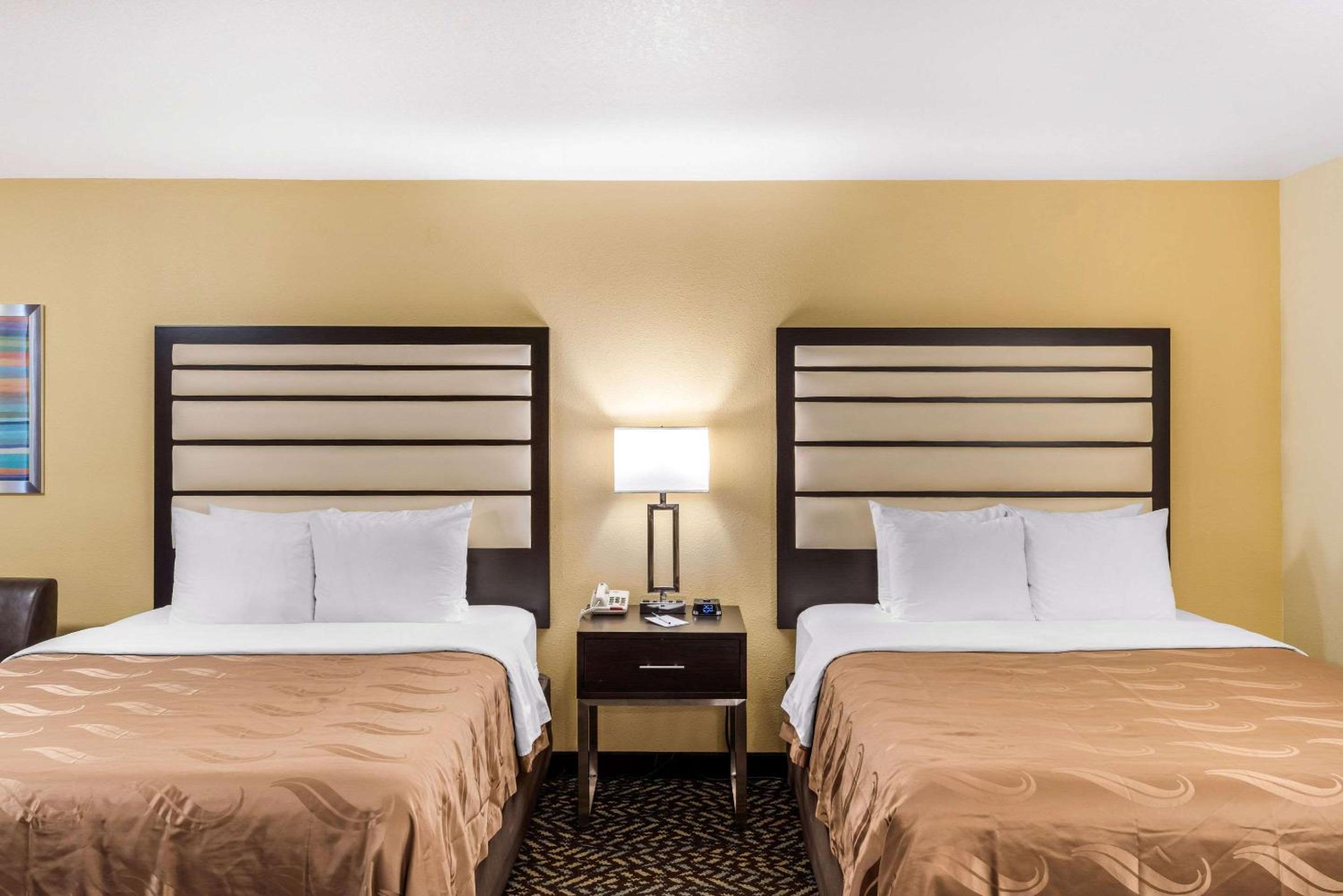 Queen Room with Two Queen Beds - Non-Smoking - Photo 3