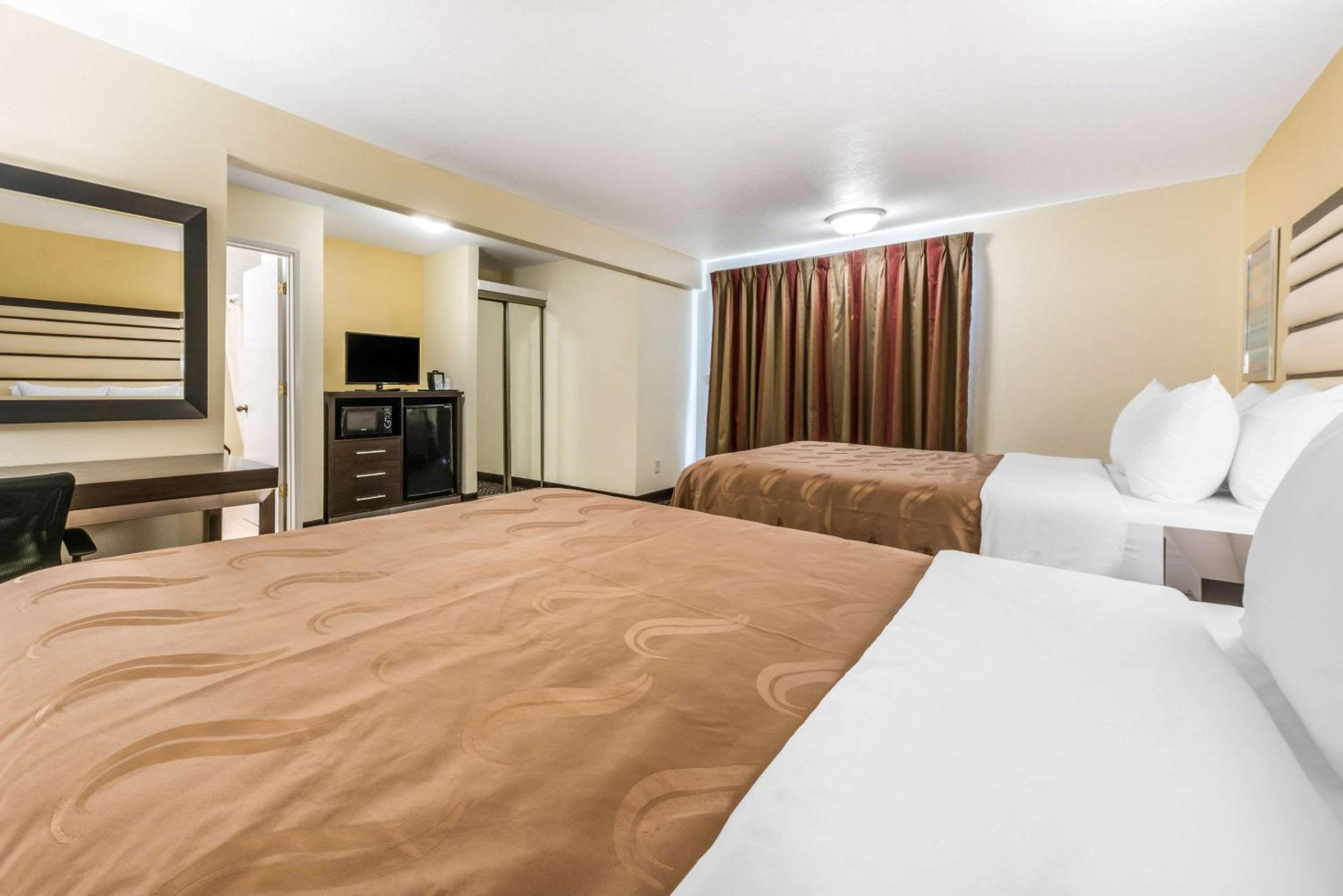 Queen Room with Two Queen Beds - Non-Smoking - Photo 5