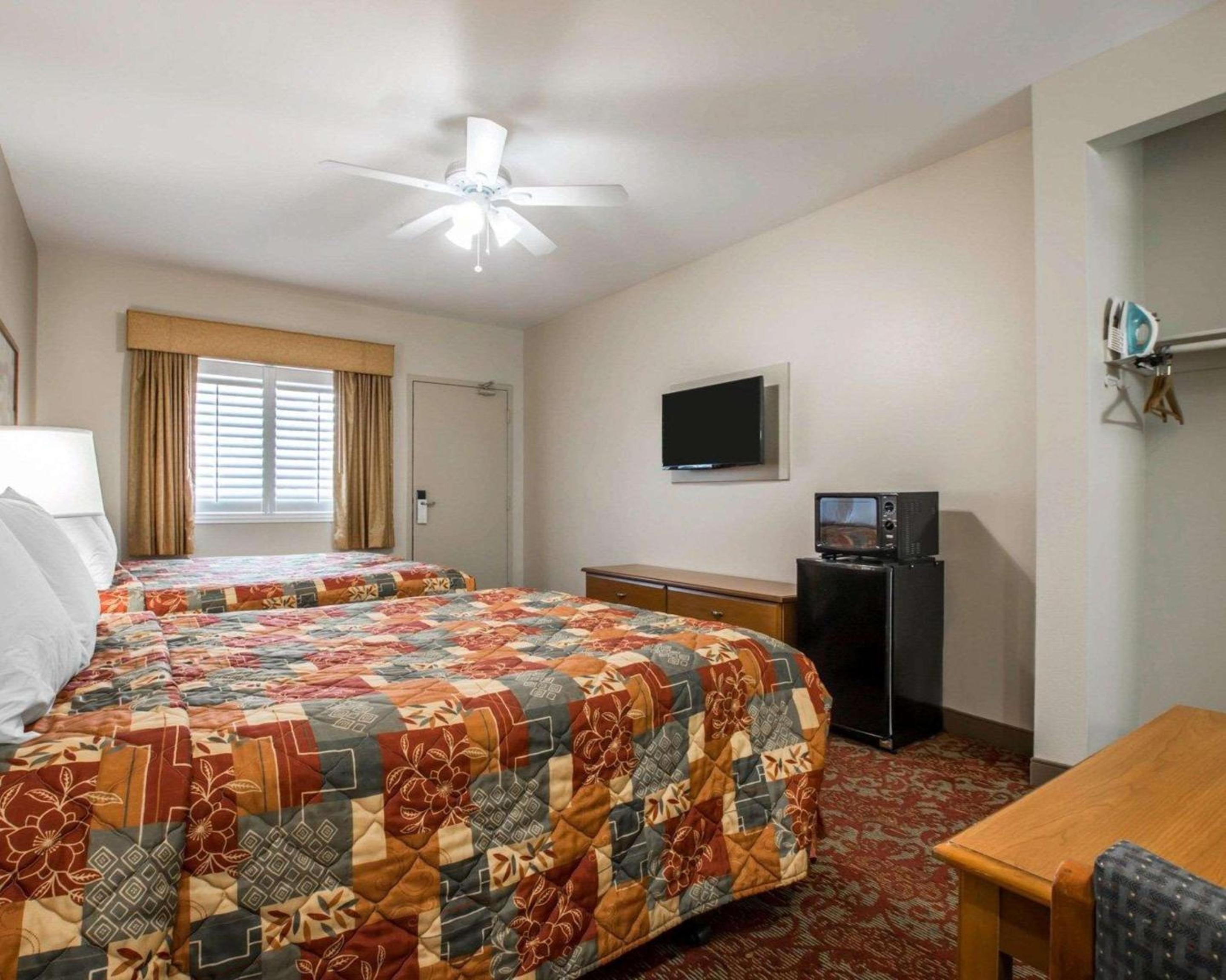 Queen Room with Two Queen Beds - Non-Smoking - Photo 2