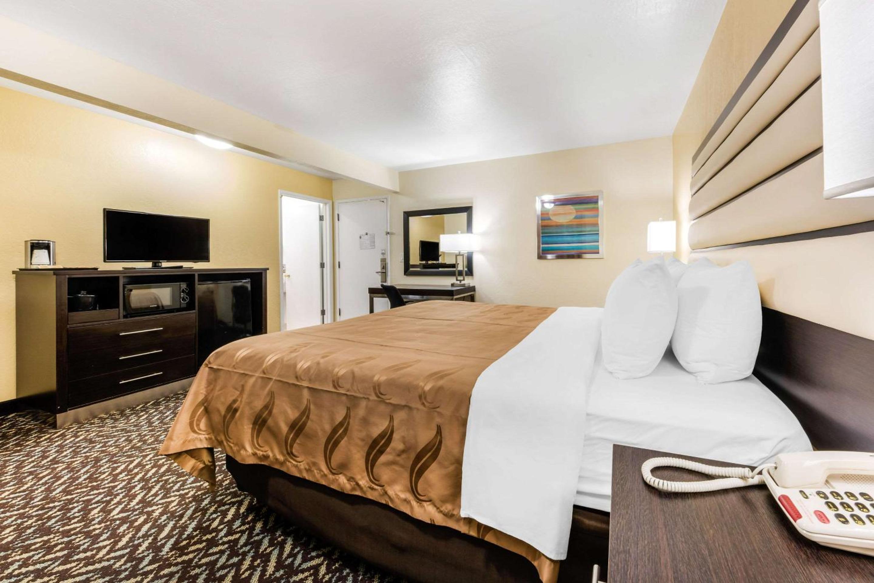 King Room with Balcony - Non-Smoking - Photo 5