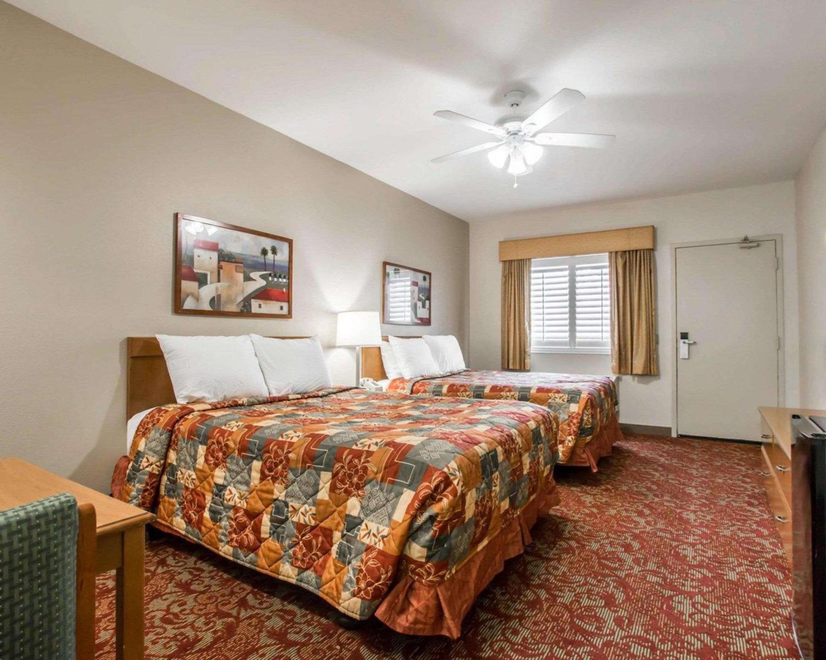 Queen Room with Two Queen Beds - Non-Smoking - Photo 1