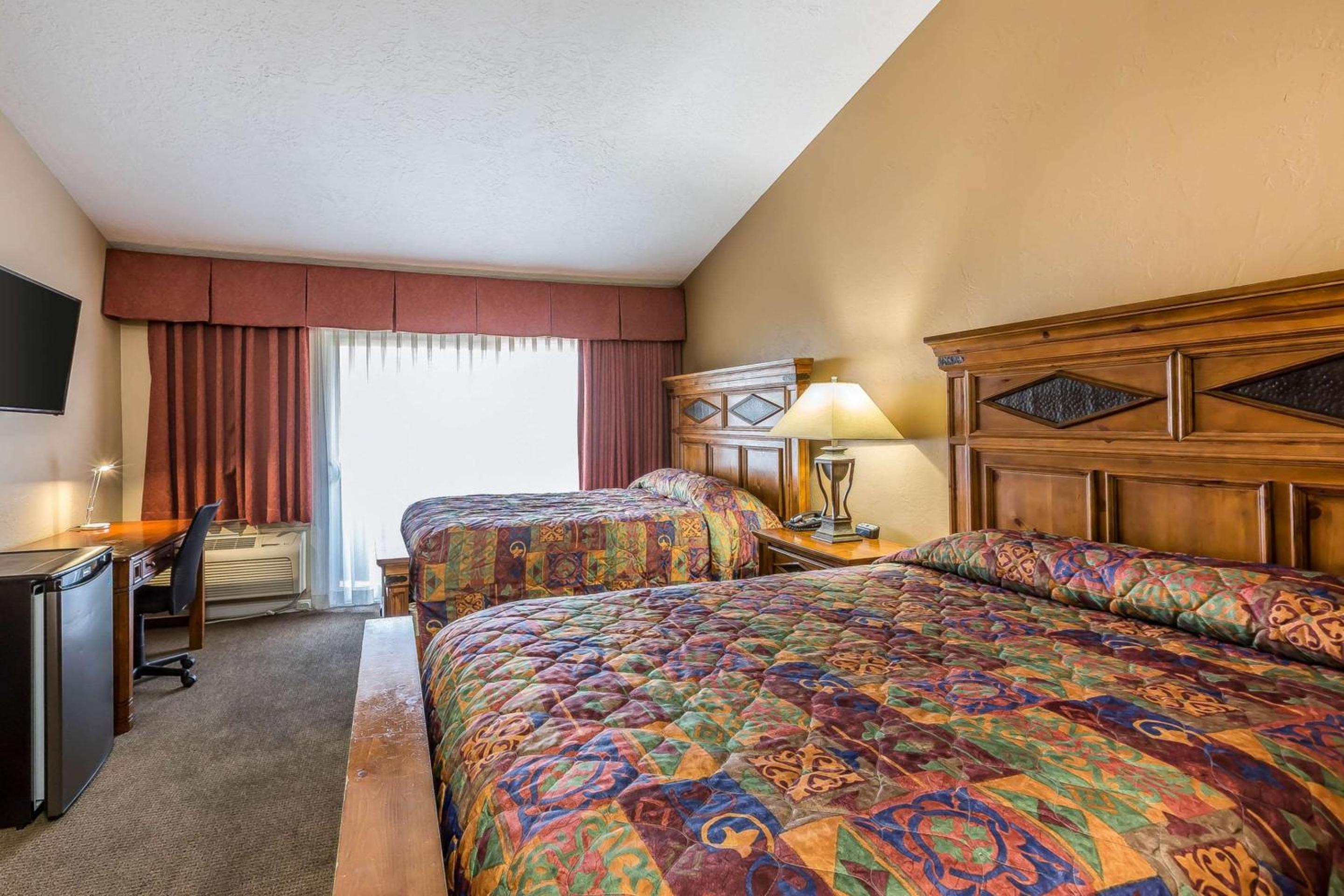 Queen Room with Two Queen Beds with Lakeview - Non-Smoking photo 2