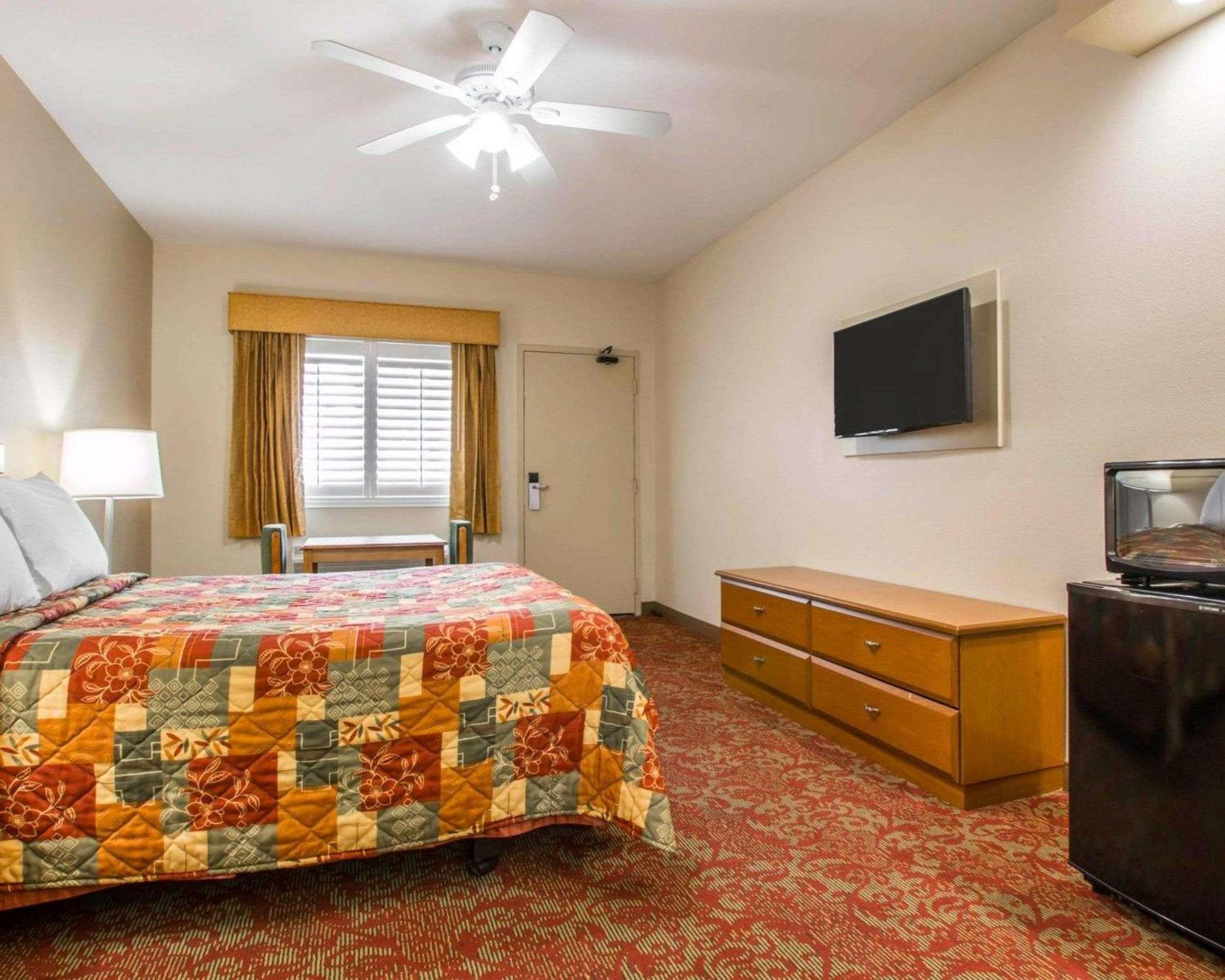 Queen Room - Non-Smoking - Photo 2