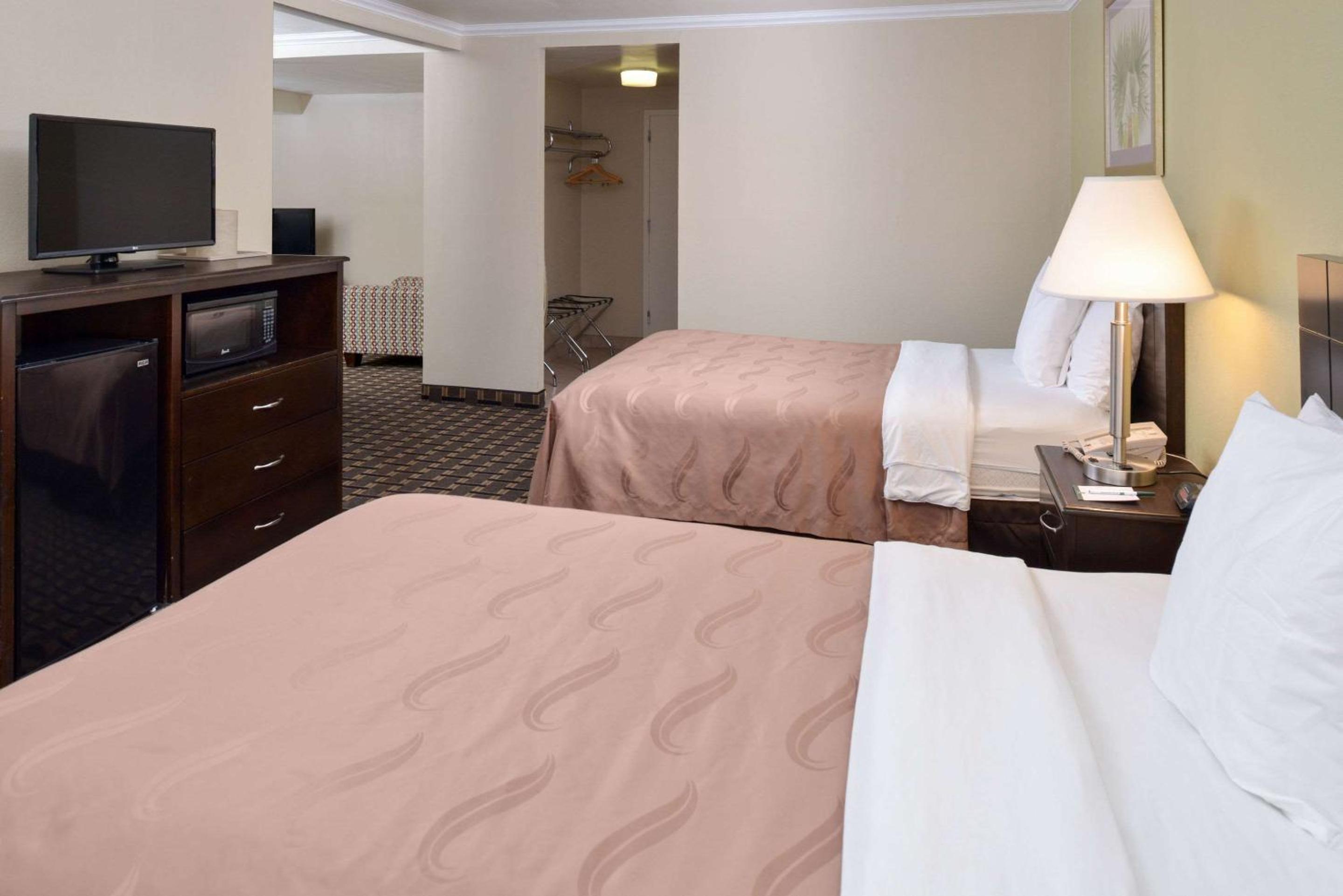 Standard Room, 2 Double Beds, Accessible, Roll-In Shower, Non Smoking photo 3