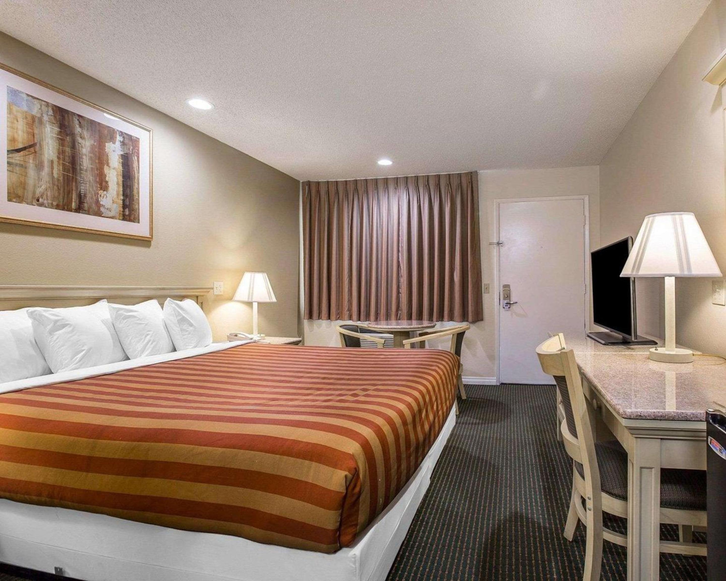 King Room - Non-Smoking - Photo 1