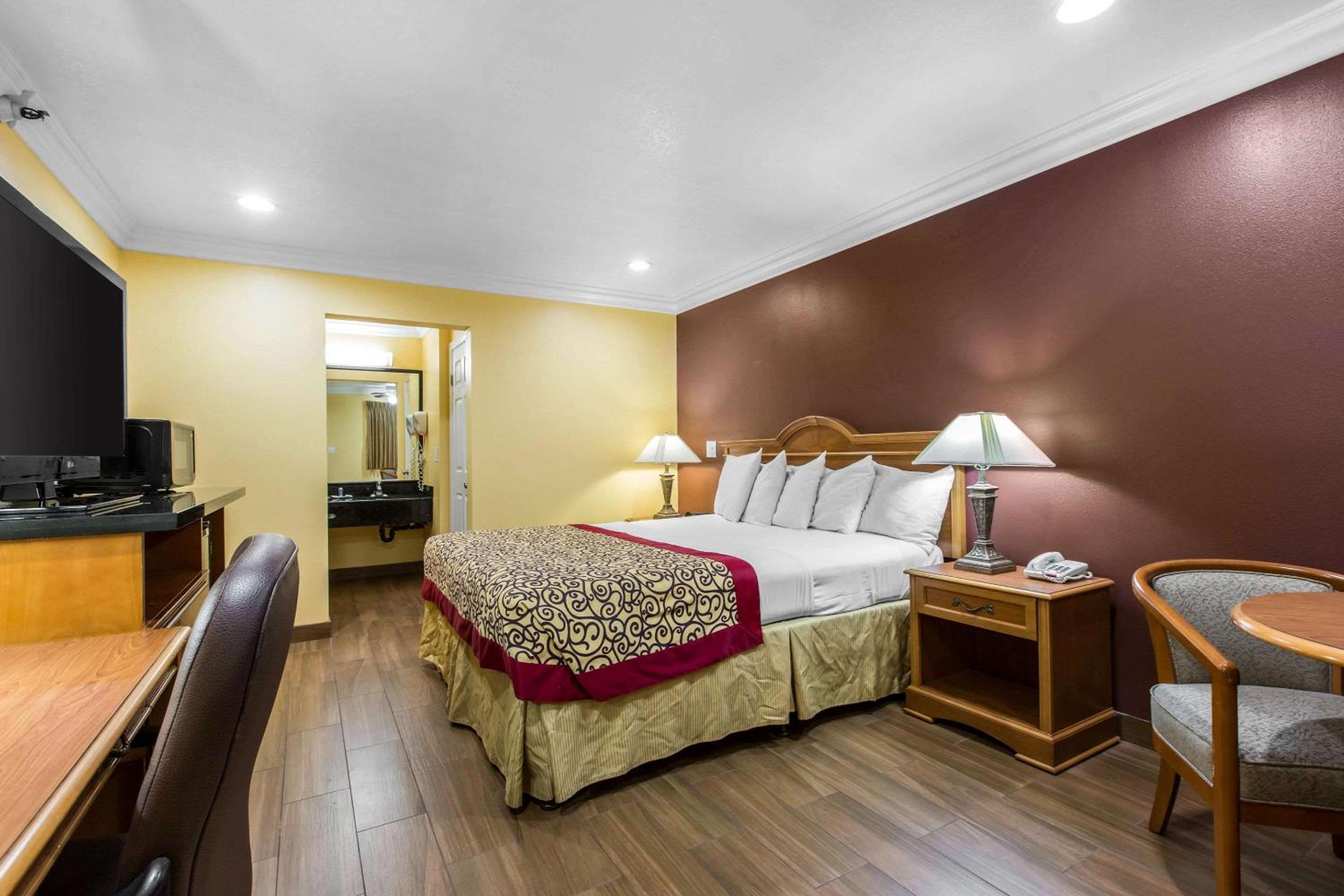 Standard King Room - Non-Smoking  - Photo 6