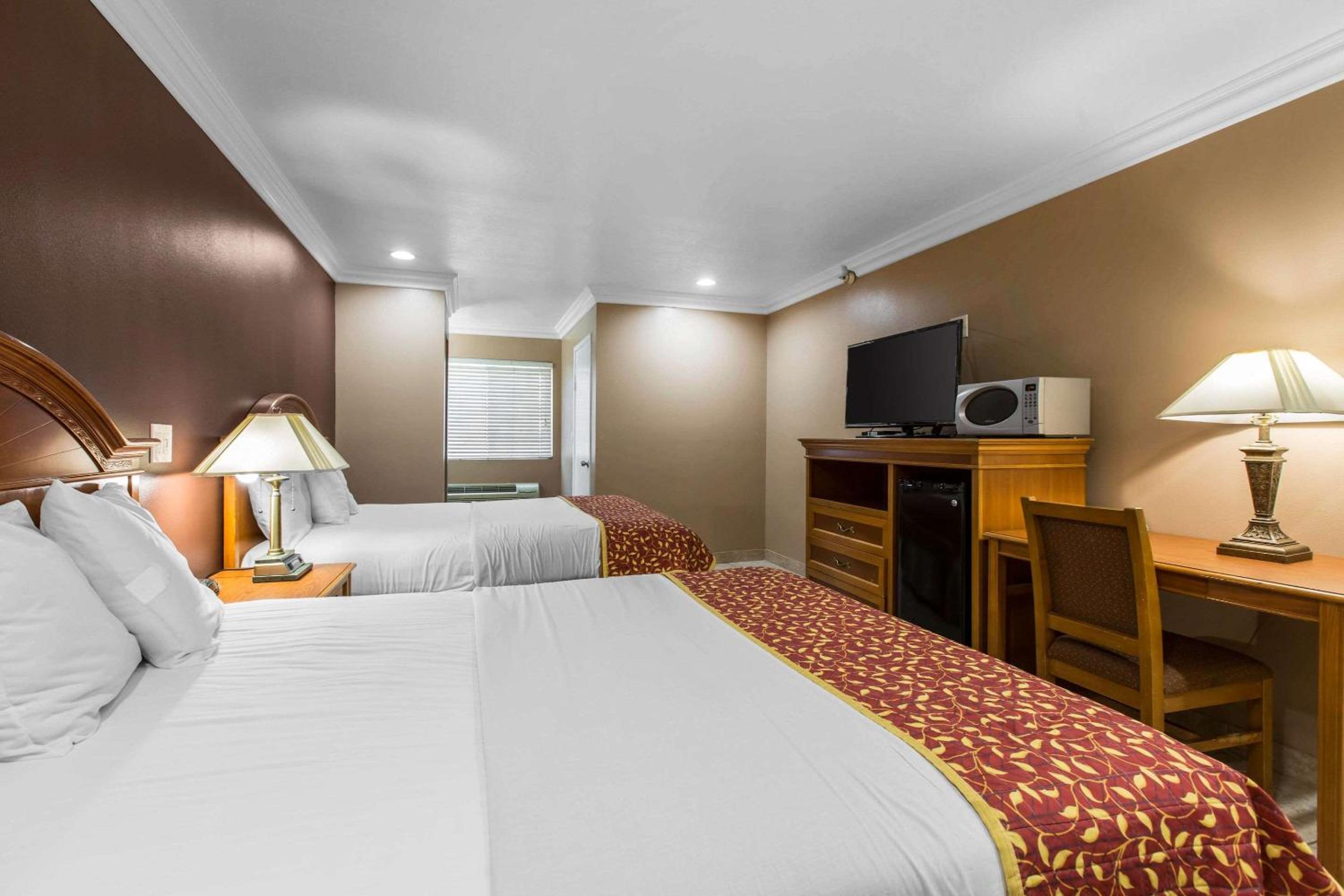 Queen Room with Two Queen Beds - Non-Smoking - Photo 1