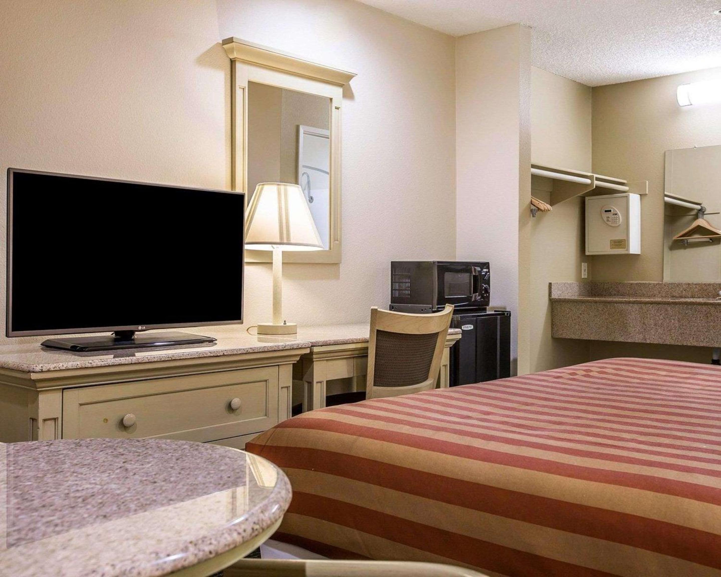 King Room - Non-Smoking - Photo 2