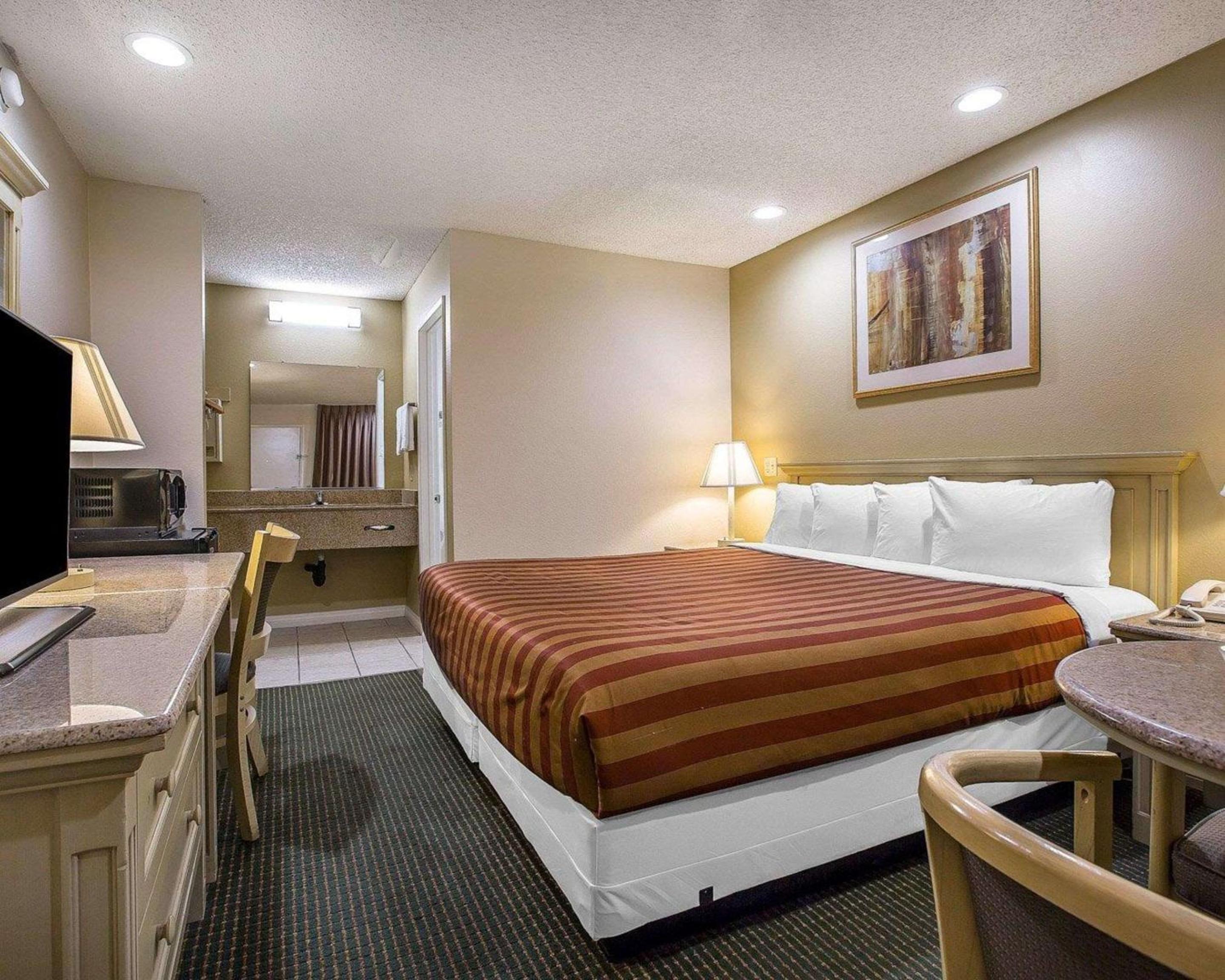 King Room - Non-Smoking - Photo 4