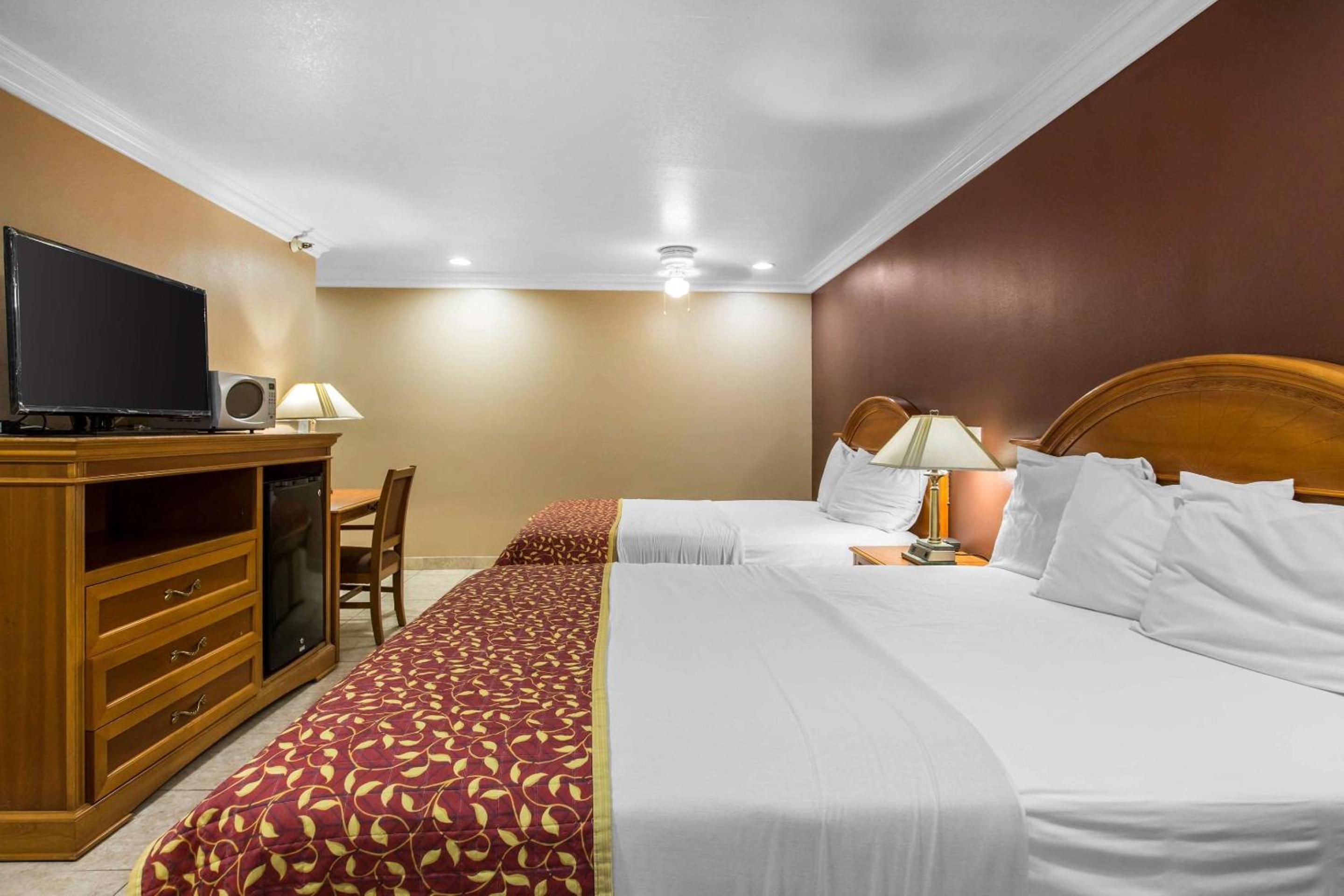 Queen Room with Two Queen Beds - Non-Smoking - Photo 7