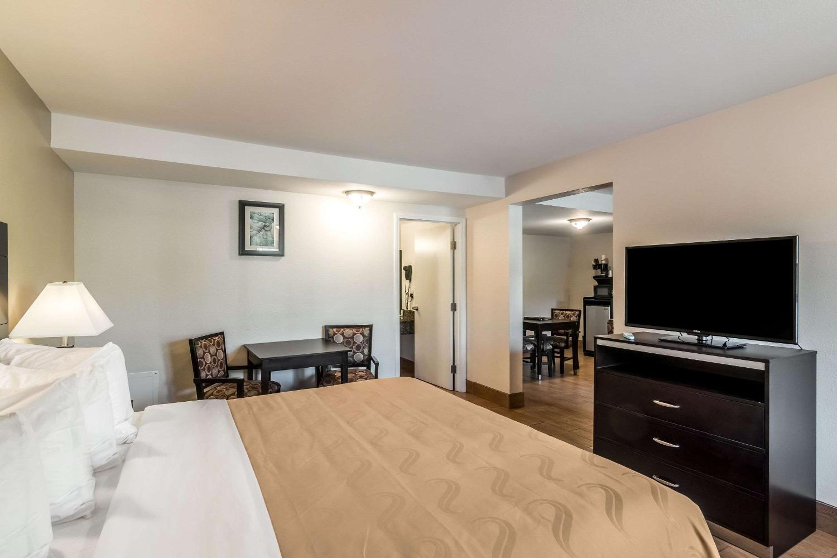 King Suite - Non Smoking photo 1