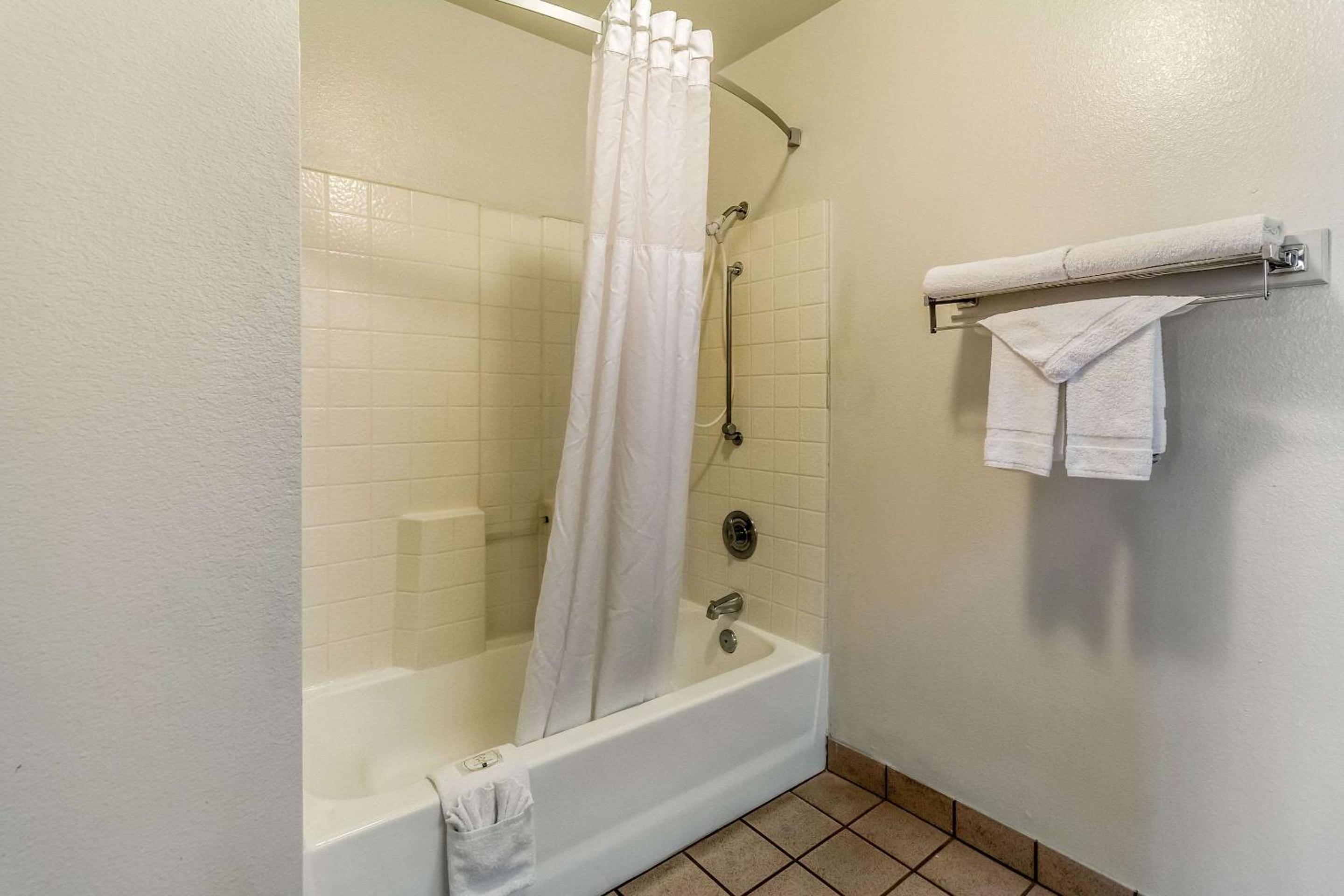 Standard King Room - Non-Smoking - Disability Access - Photo 6