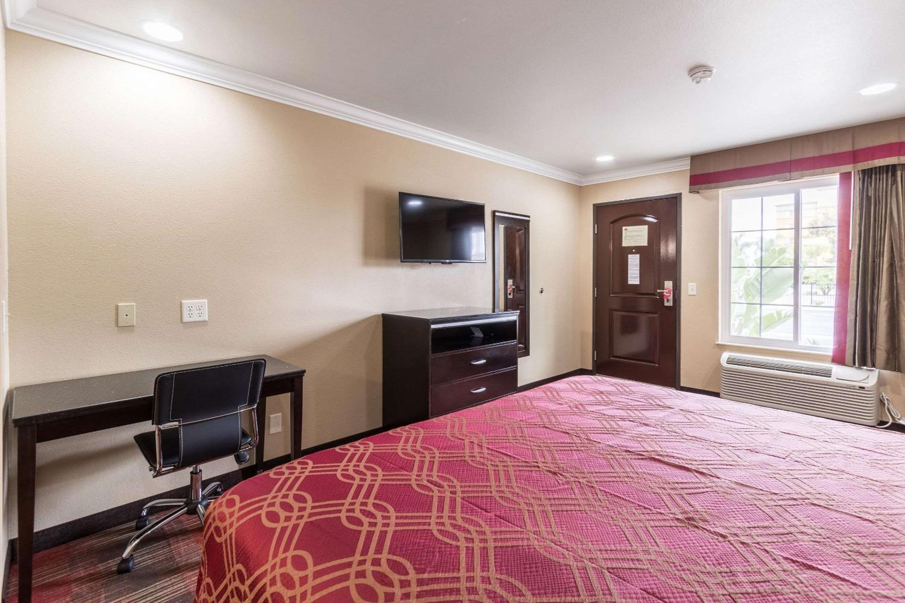 King Room - Non-Smoking - Photo 1