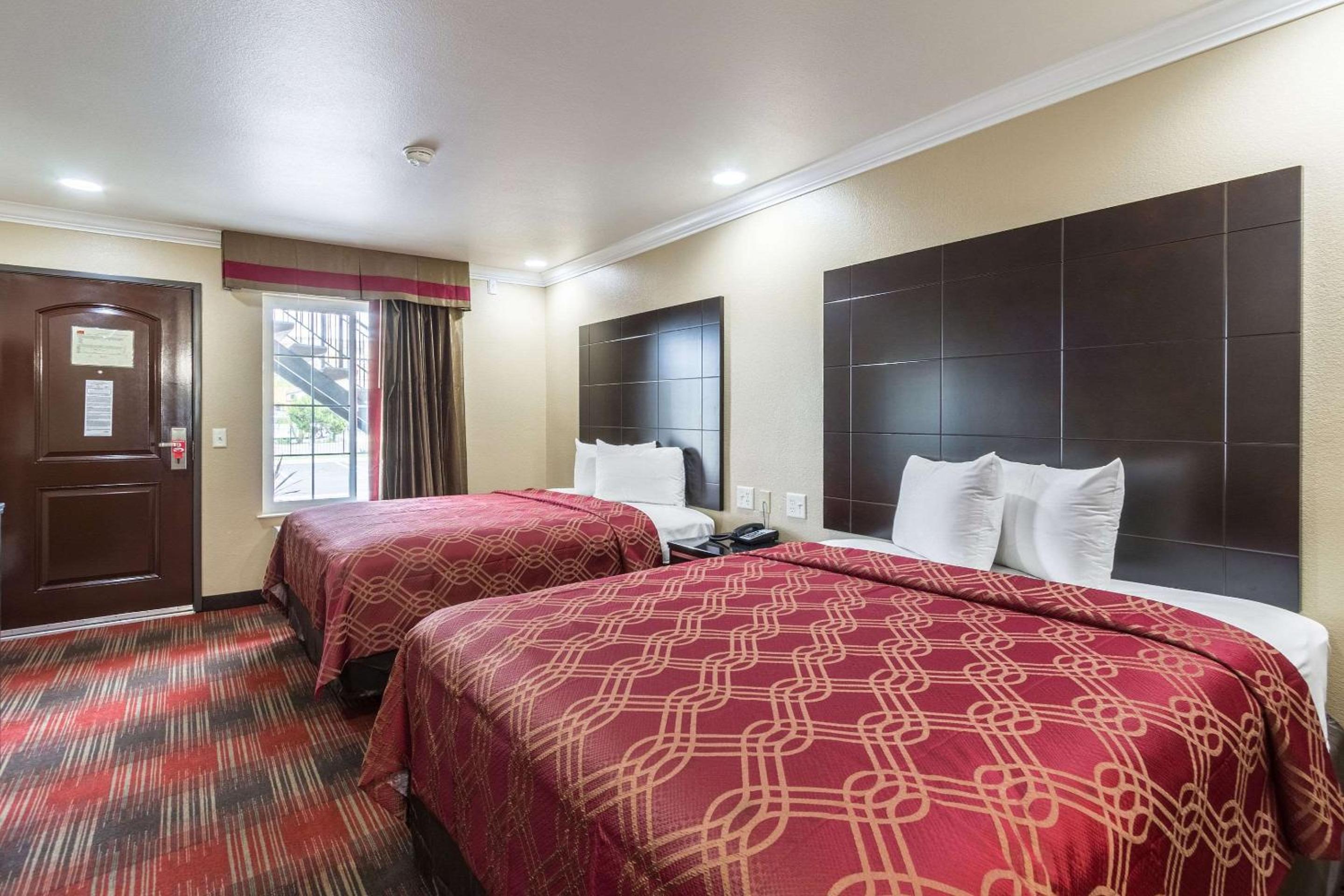 Queen Room with Two Queen Beds - Non-Smoking - Photo 1