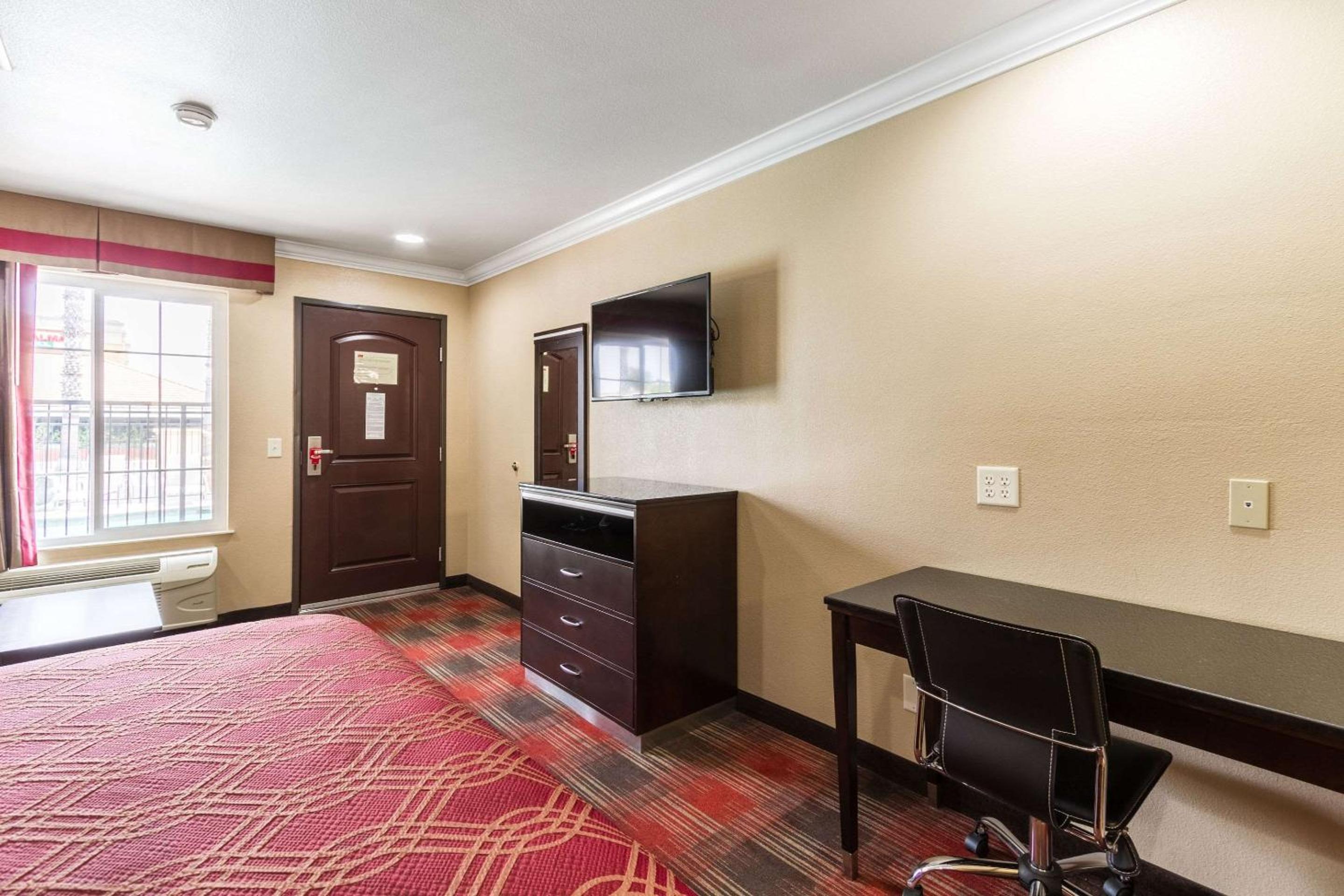 King Suite with Sofa Bed - Non-Smoking - Photo 1