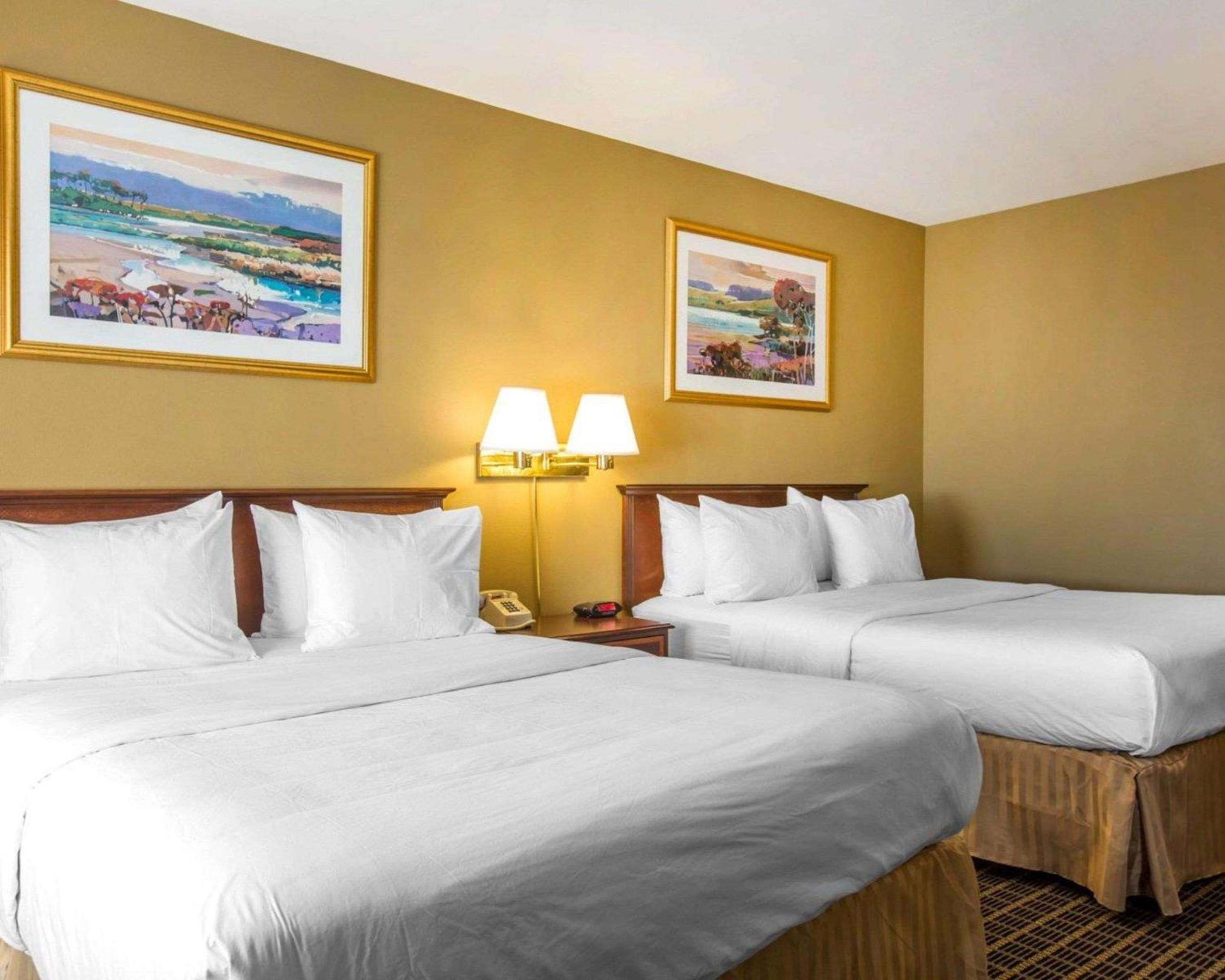 Queen Room with Two Queen Beds - Non-Smoking - Photo 6