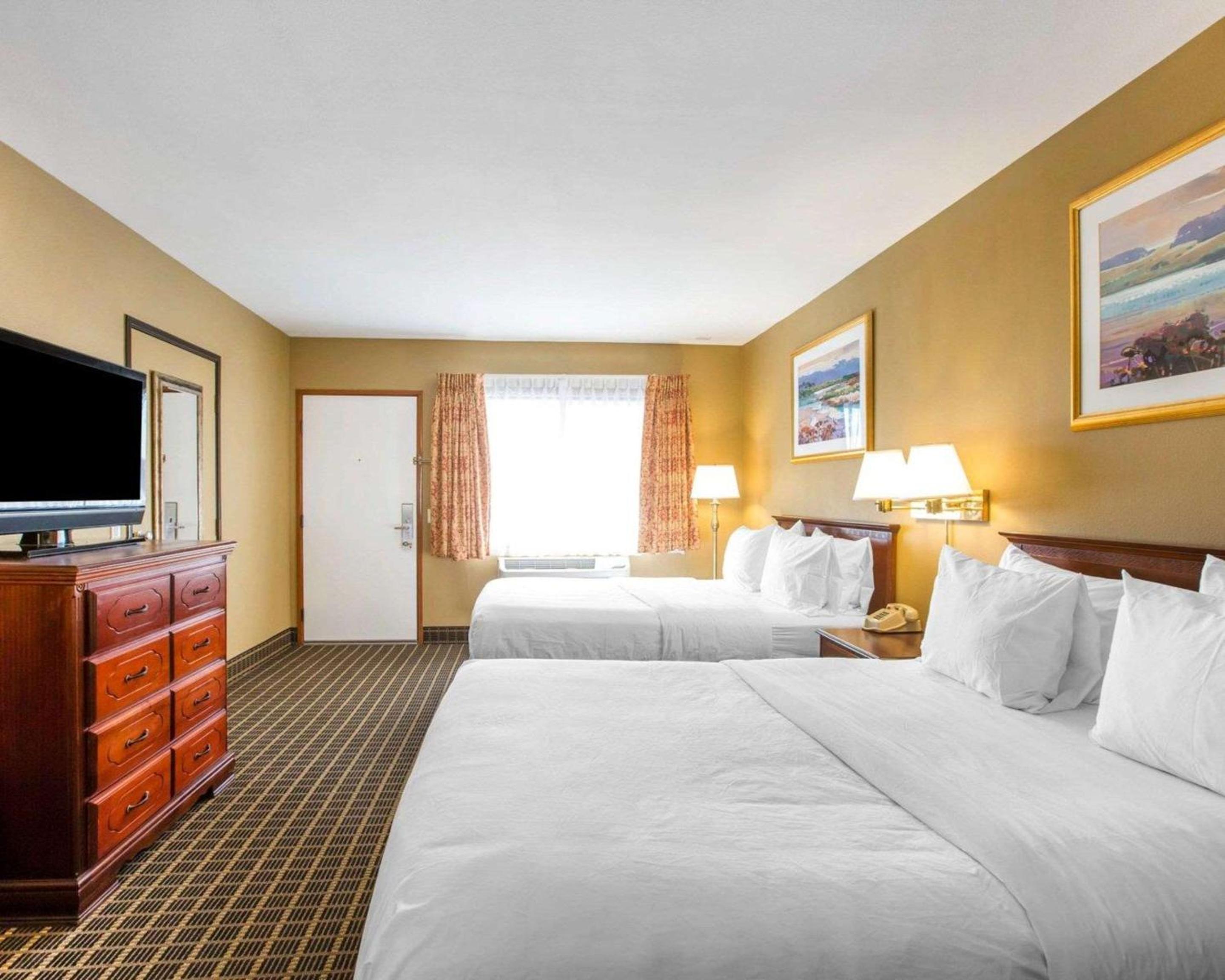 Queen Room with Two Queen Beds - Non-Smoking - Photo 1