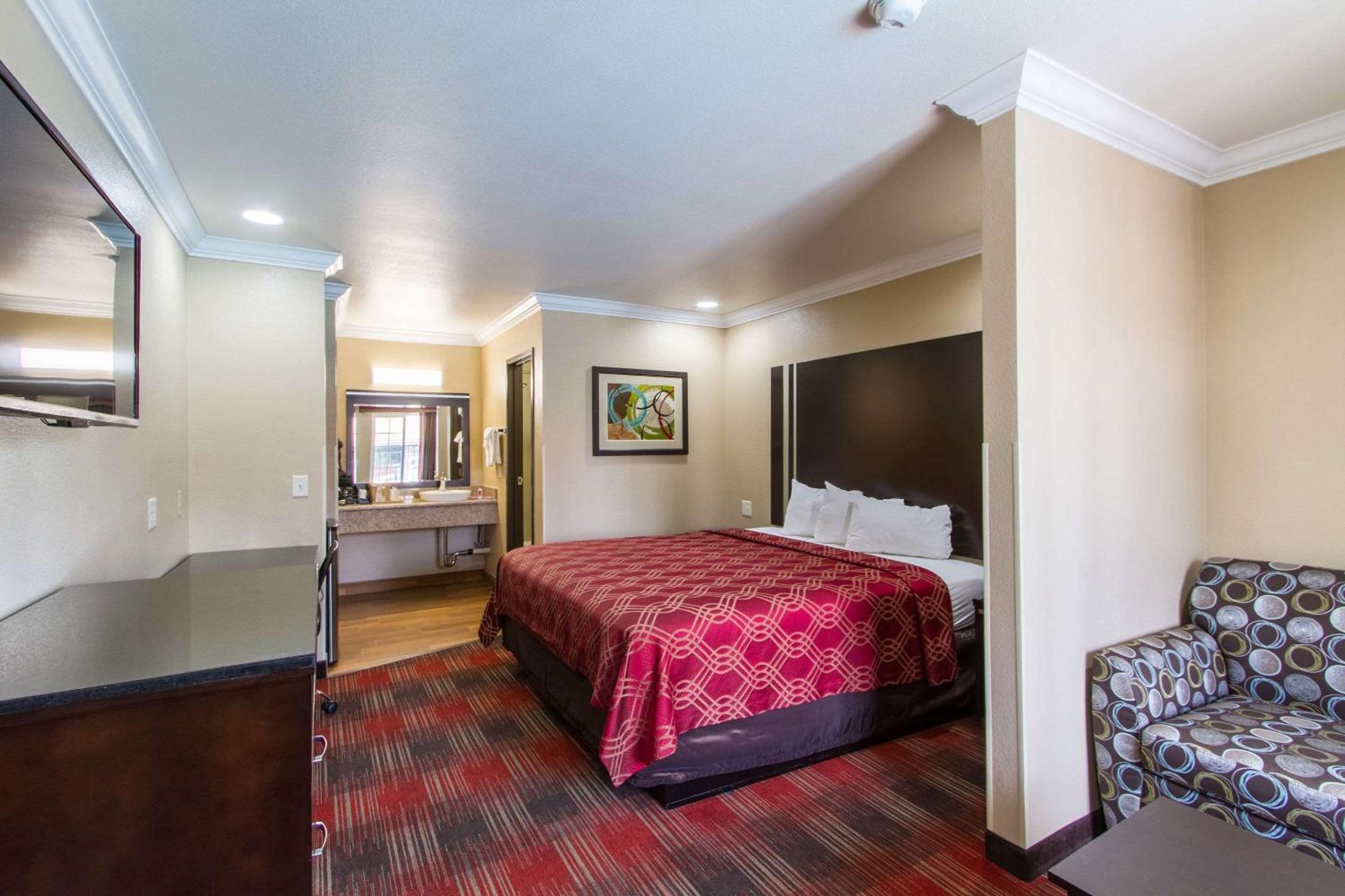 King Suite with Sofa Bed - Non-Smoking - Photo 2
