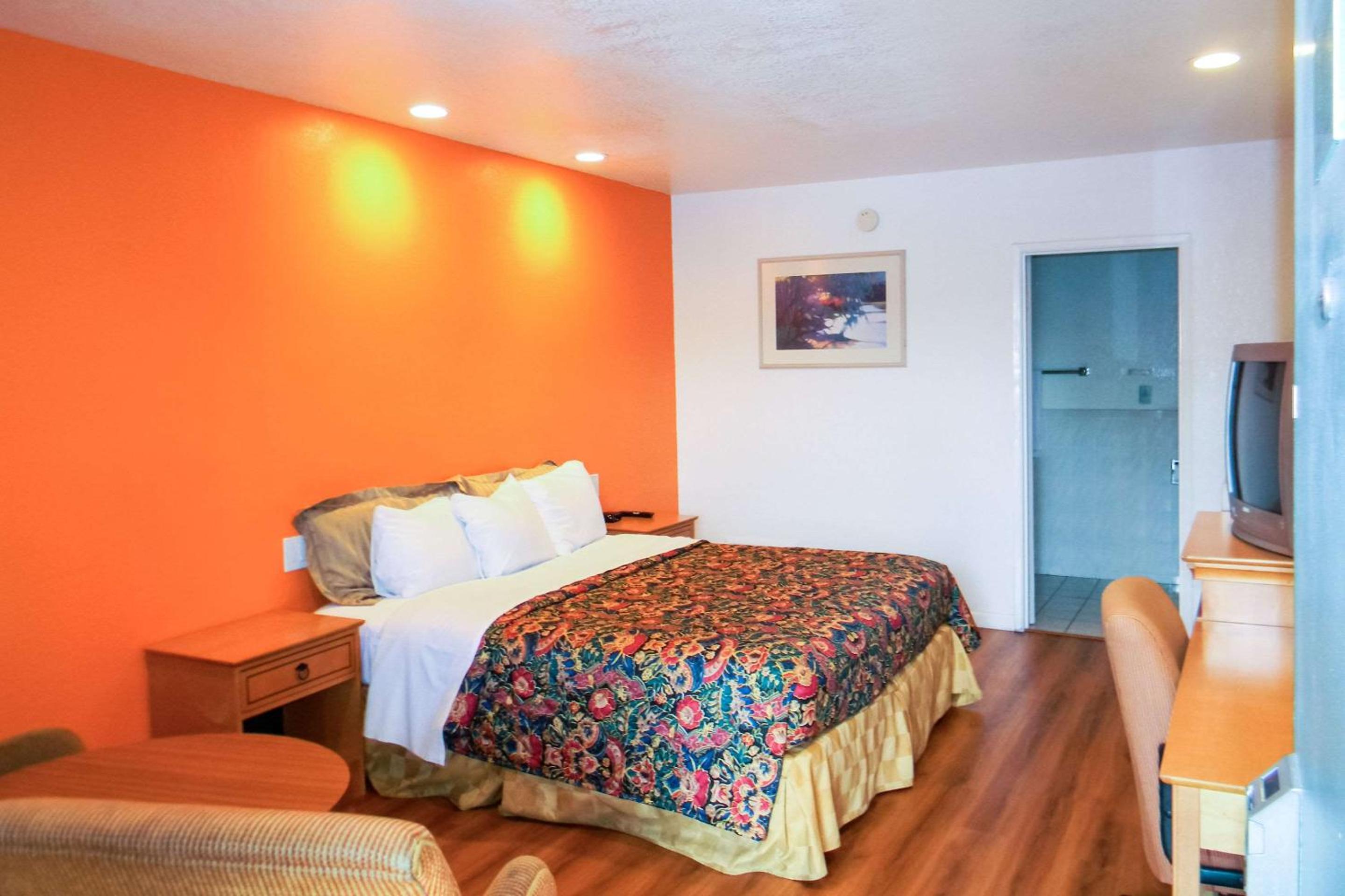 King Room - Non-Smoking - Photo 3