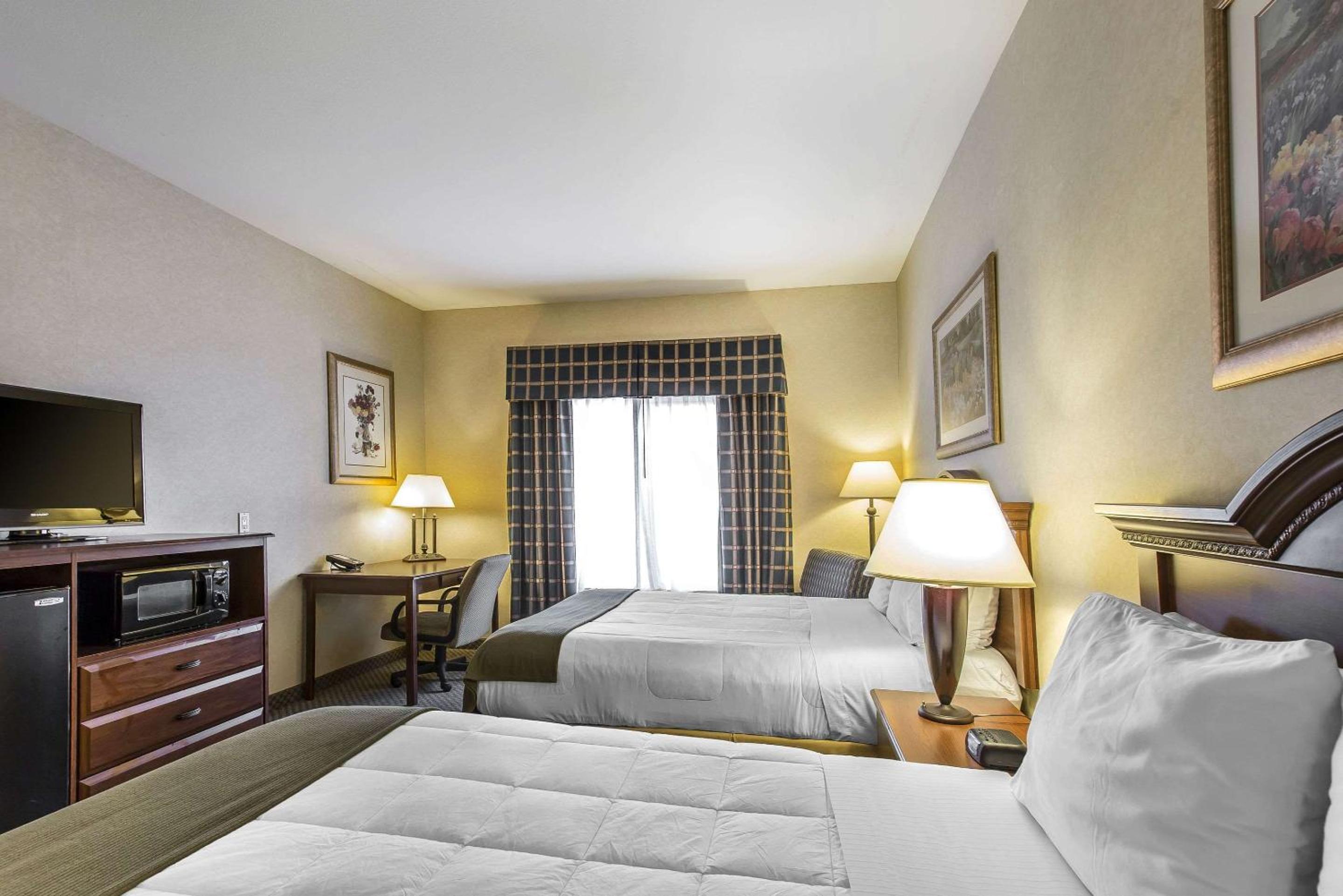 Standard Queen Room with Two Queen Beds photo 3