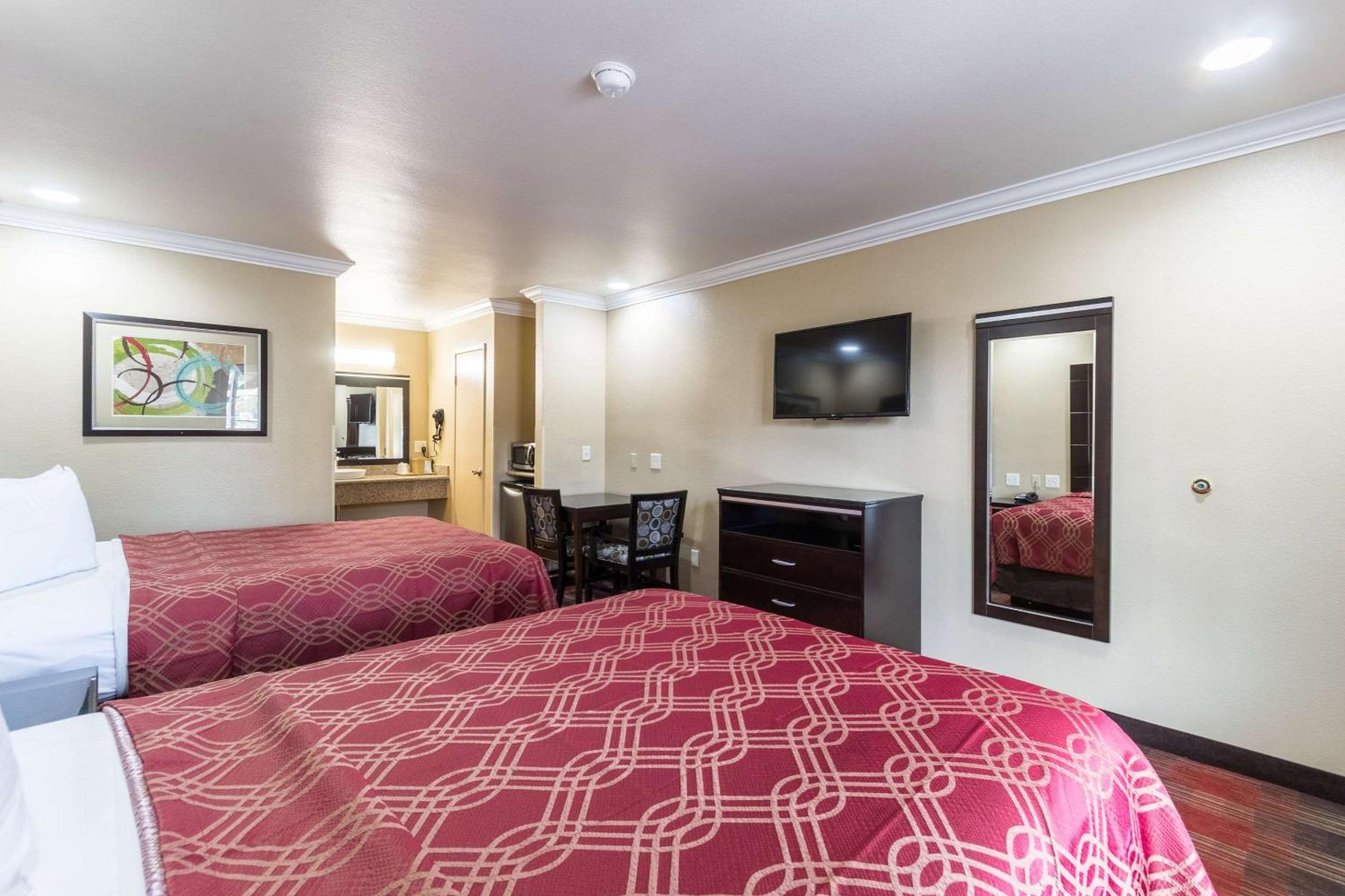 Queen Room with Two Queen Beds - Non-Smoking - Photo 3