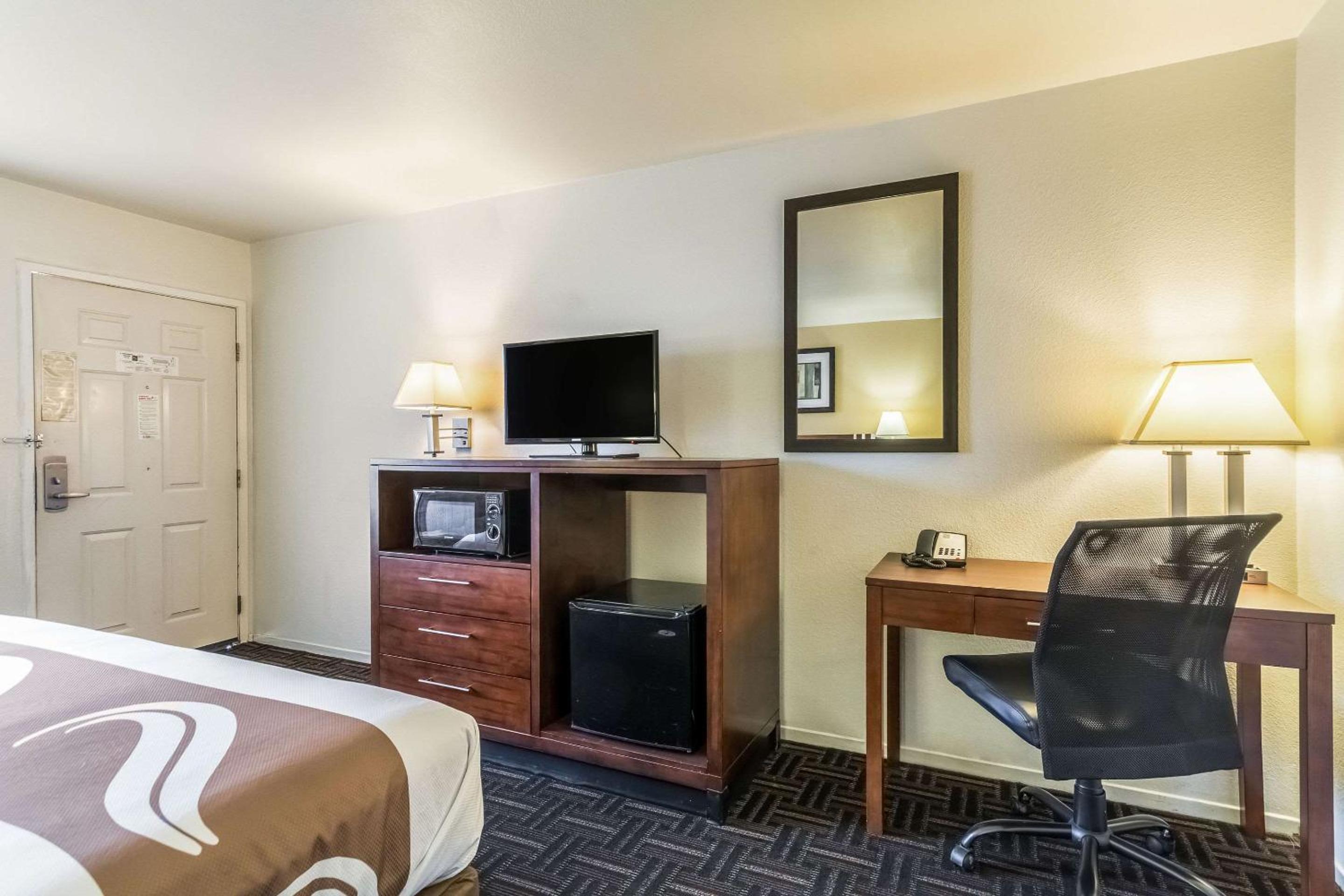 Standard King Room - Non-Smoking - Disability Access - Photo 3